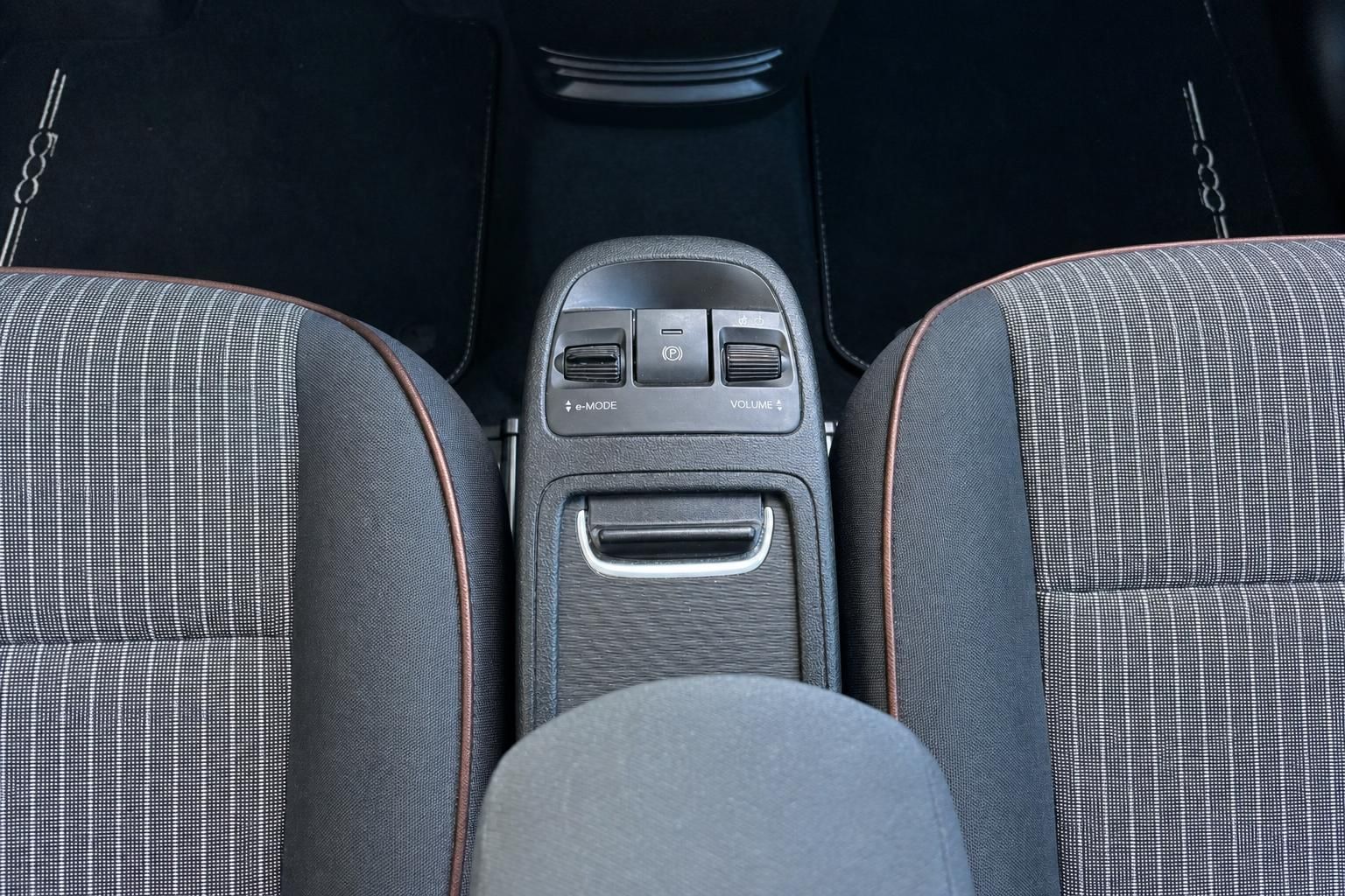 Fiat 500e Mittelkonsole Rücksitzbereich mit e-MODE und Lautstärkeregler sowie Parkbremse