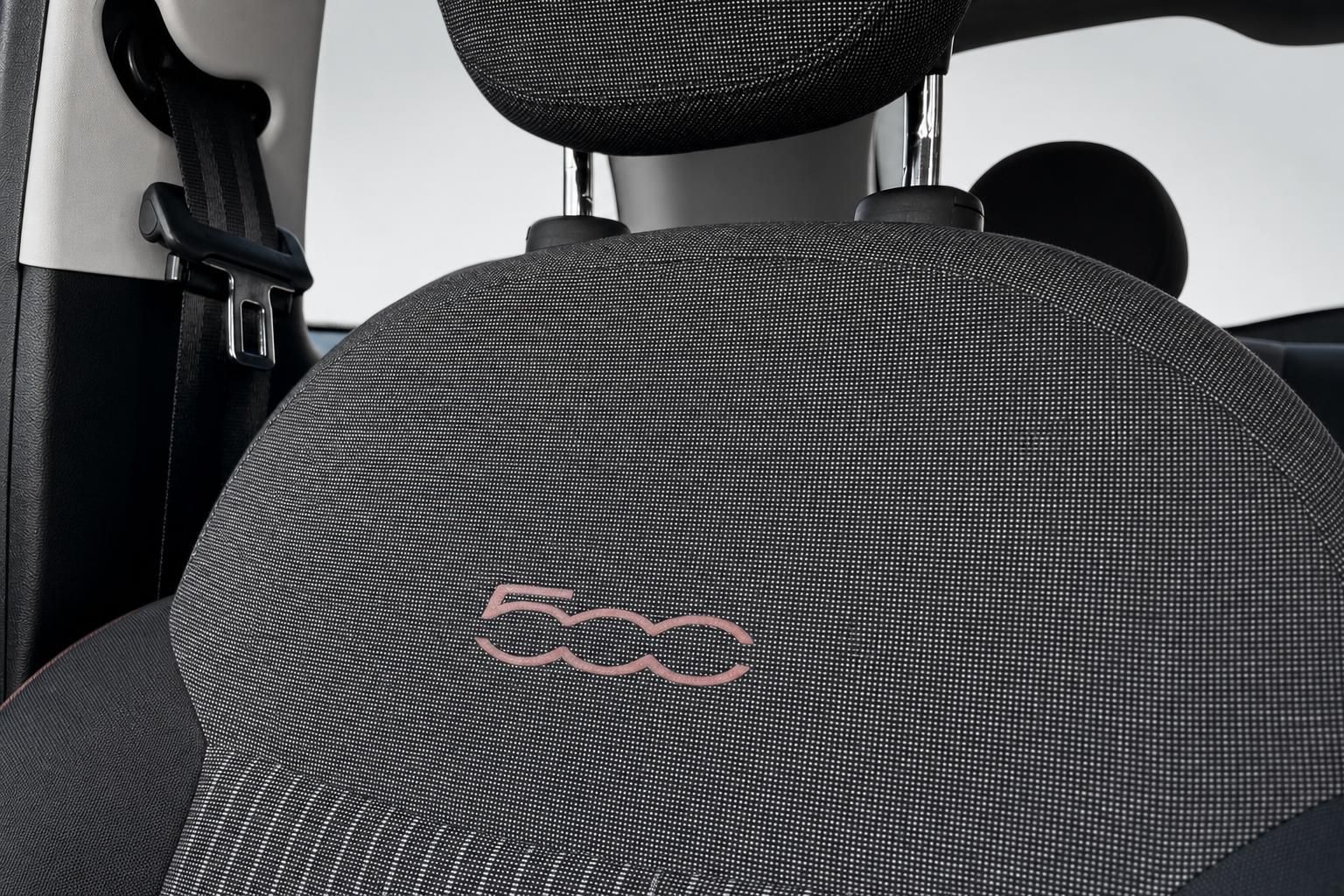 Fiat 500e Sitzlehne mit eingesticktem 500-Logo in grauem Stoffbezug