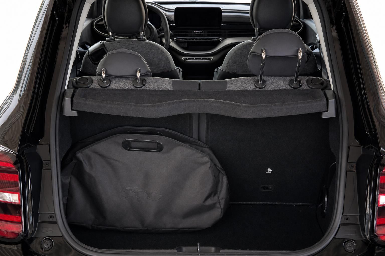 Fiat 500e Kofferraum geöffnet mit Gepäcktasche und umklappbaren Rücksitzen