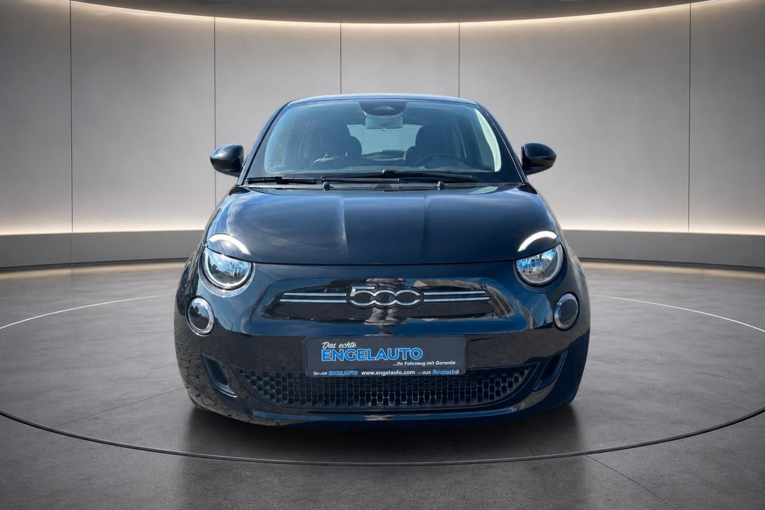 Fiat 500e Elektro dunkelblau direkte Frontansicht im Fotostudio