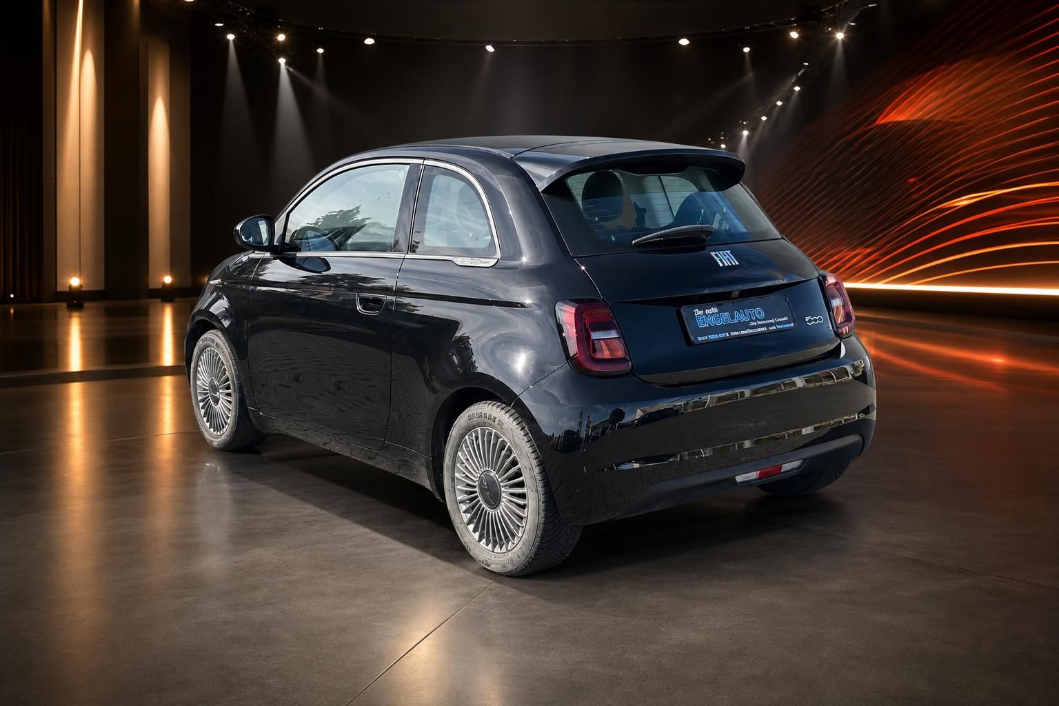 Fiat 500e Elektro schwarz Heckansicht schräg rechts im Fotostudio