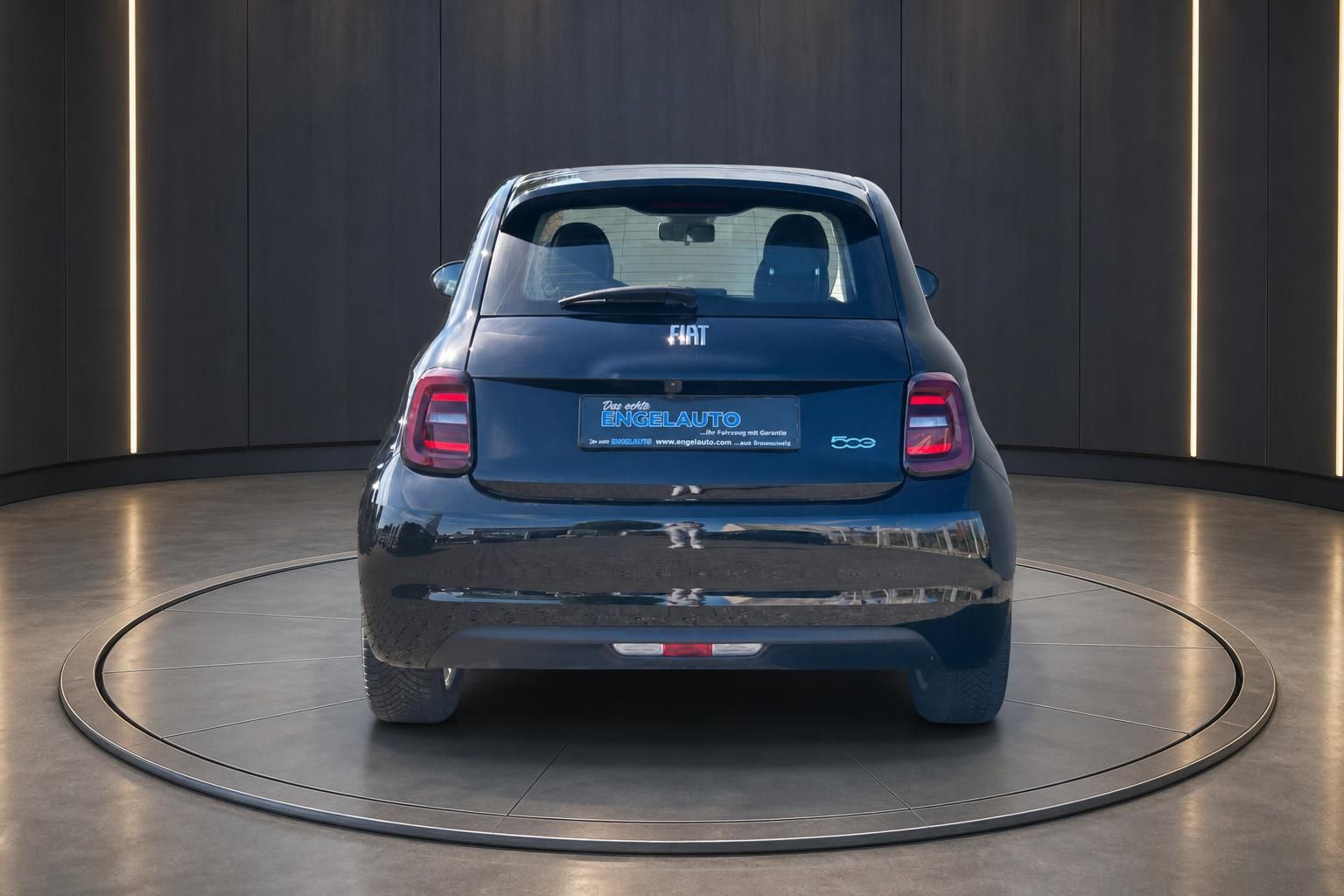 Fiat 500e Elektro dunkelblau Heckansicht im Showroom – Gebrauchtwagen kaufen