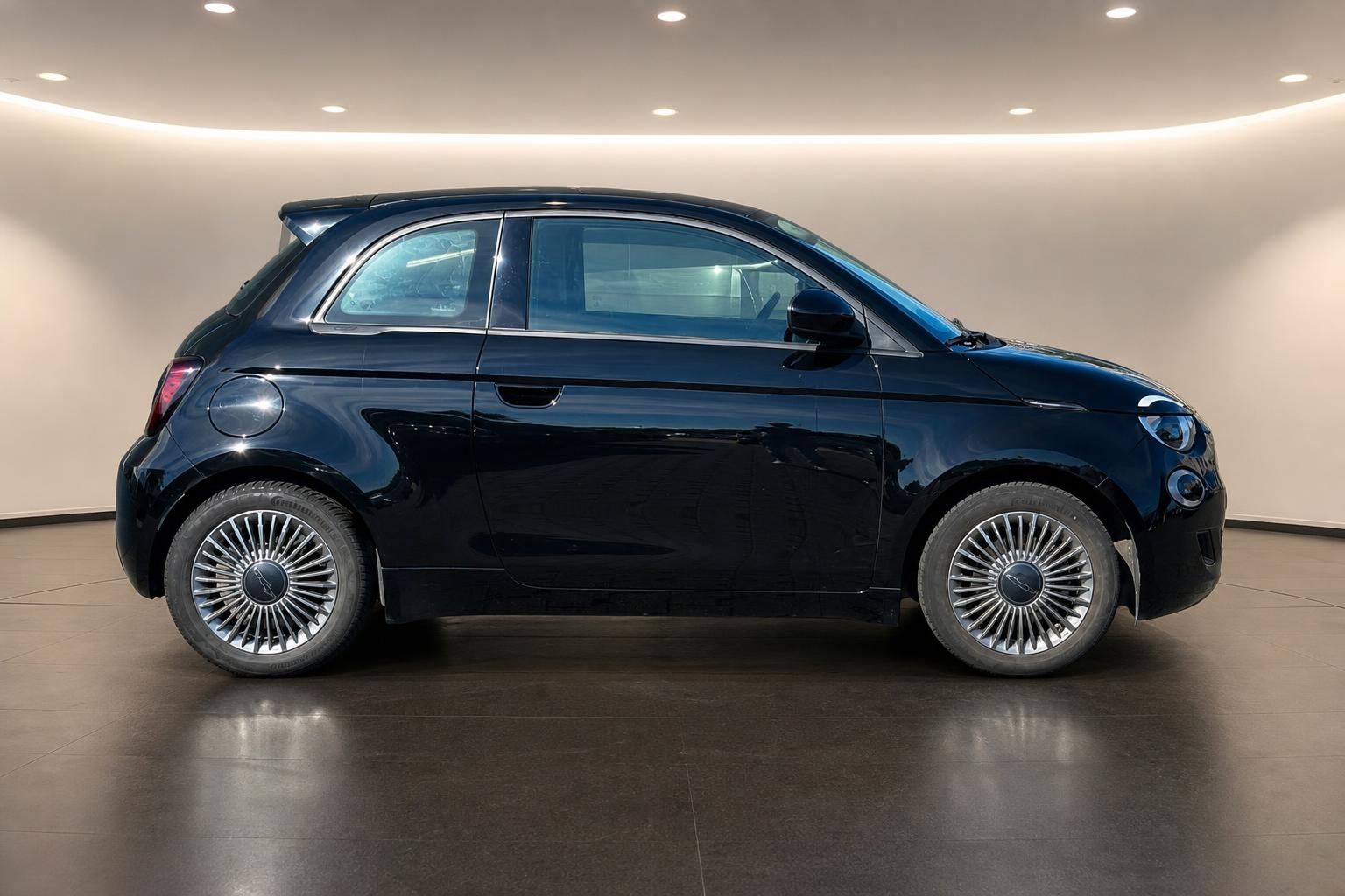 Fiat 500e Elektro dunkelblau Seitenansicht links im Showroom – Kleinwagen kaufen