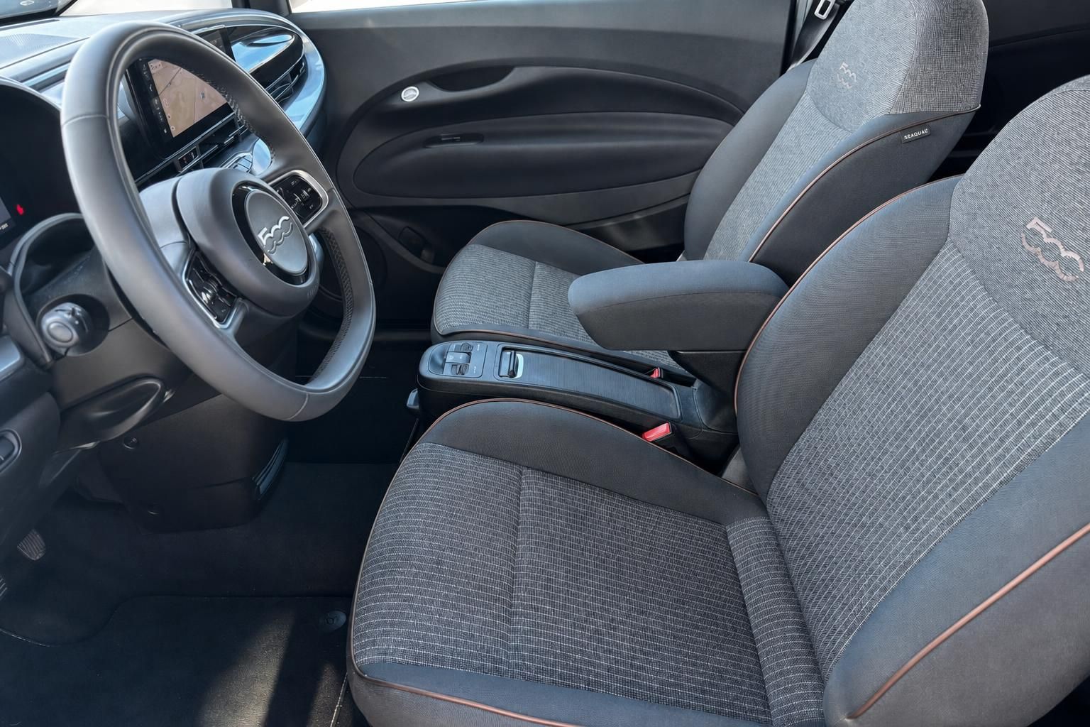 Fiat 500e Innenraum Vordersitze mit Lenkrad und Stoff-Sitzausstattung Seaqual