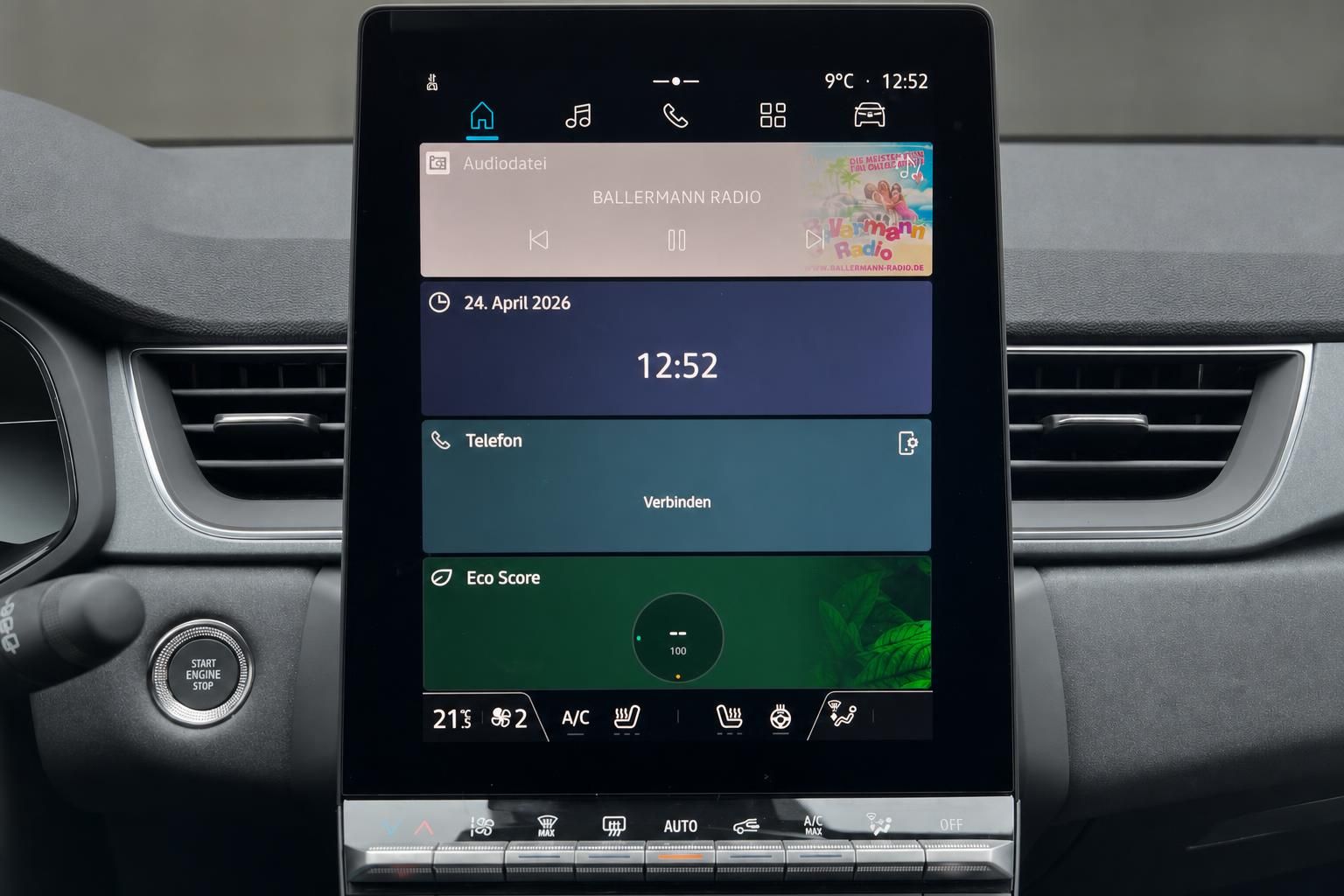 Modernes Touchscreen-Infotainment-System mit Klimaautomatik im Fahrzeug-Armaturenbrett