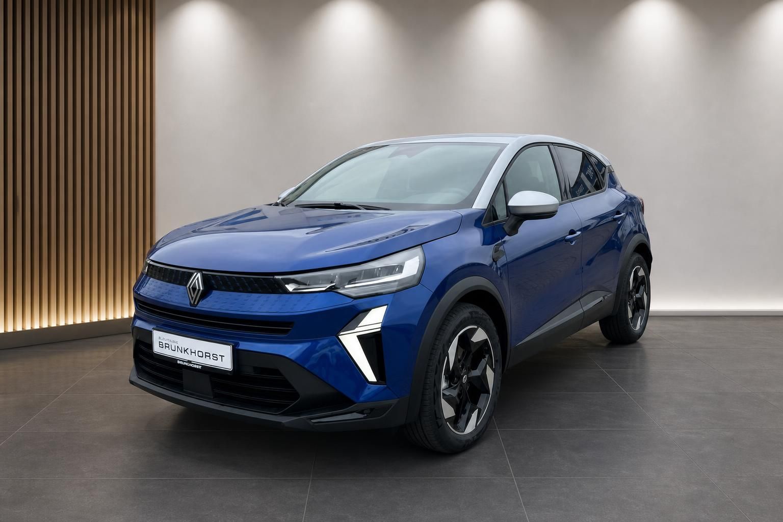 Blauer Renault Captur SUV in modernem Autohaus Showroom - Dreiviertel-Frontansicht