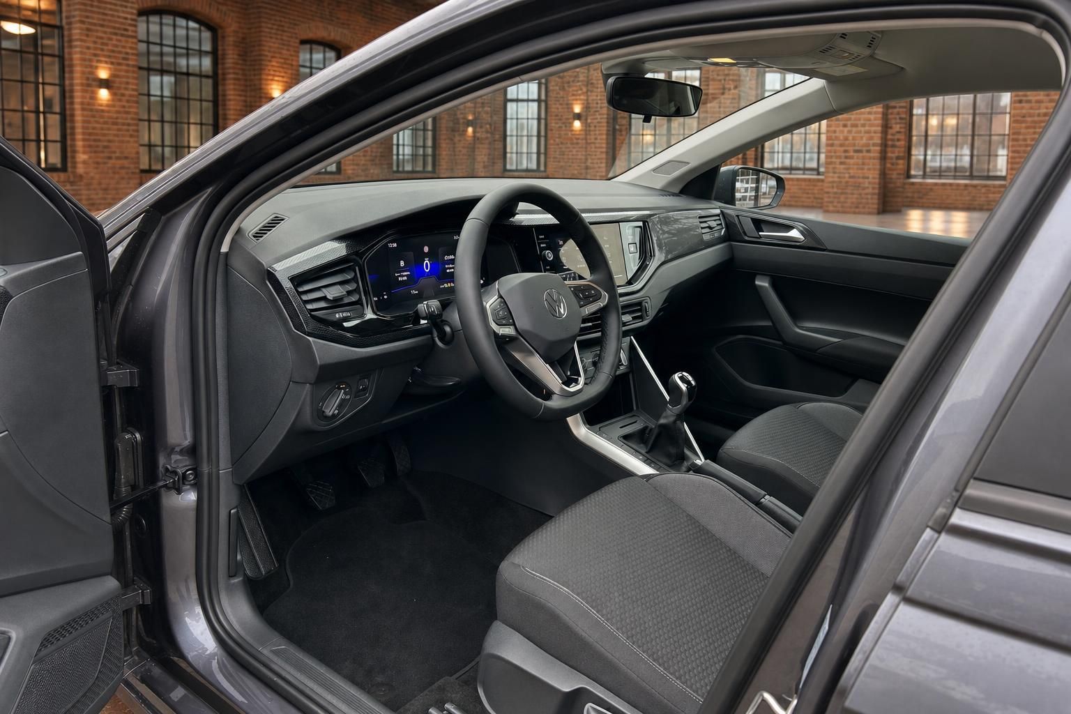 VW Golf Innenraum Cockpit mit Lenkrad und Sitzen bei geoeffneter Tuer