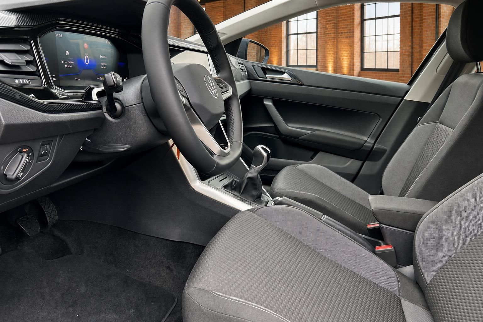 VW Polo Innenraum: Cockpit mit Lenkrad, Schaltung und Sitzen