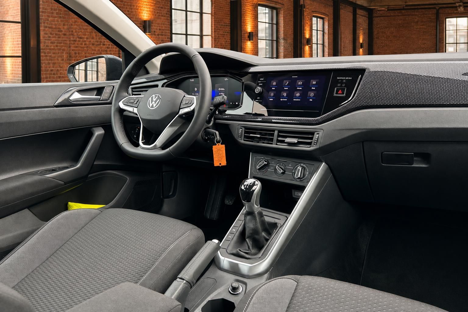 VW Polo Cockpit mit Lenkrad, Touchscreen und Schaltknauf