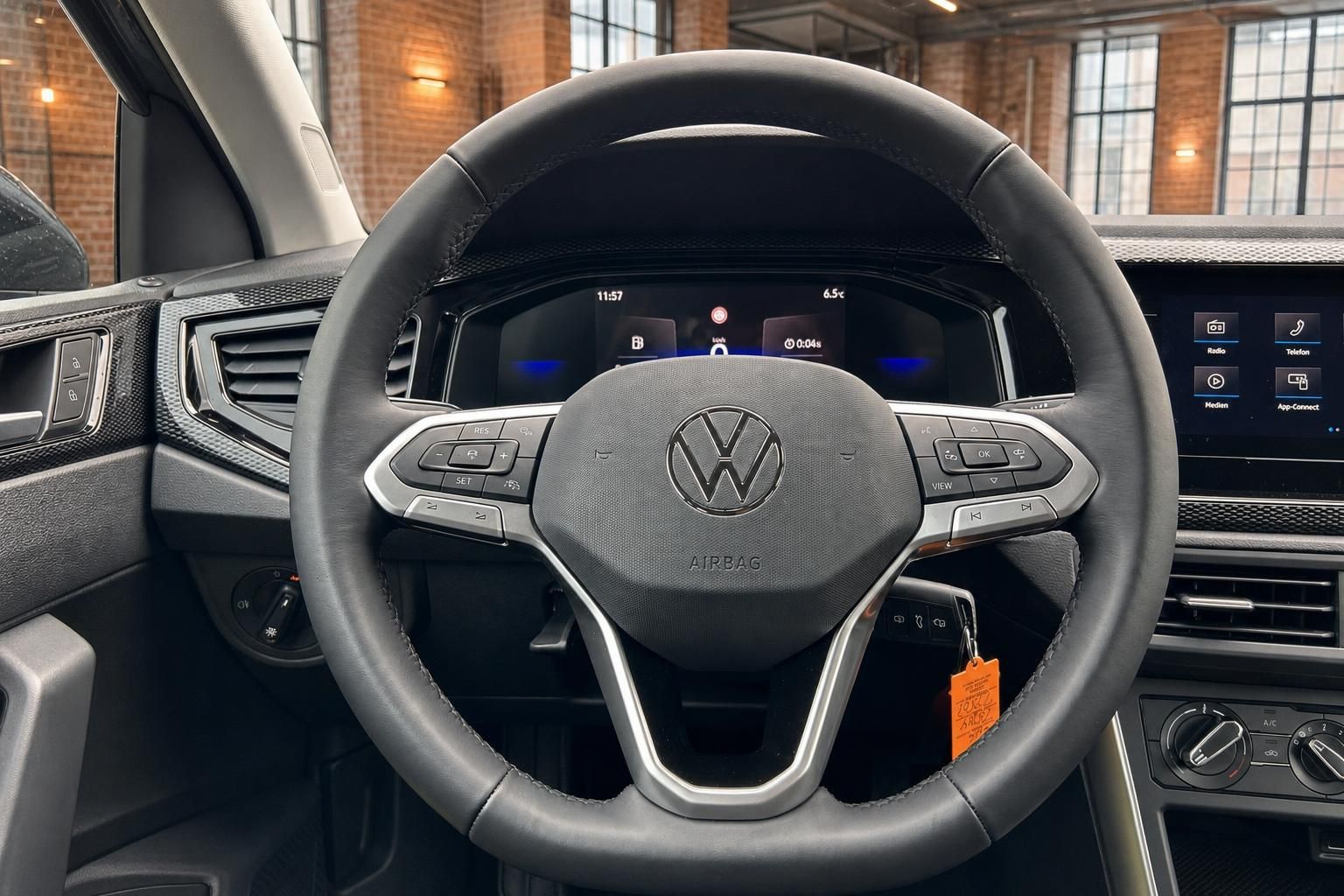 VW Lenkrad Nahaufnahme mit Multifunktionstasten und Display