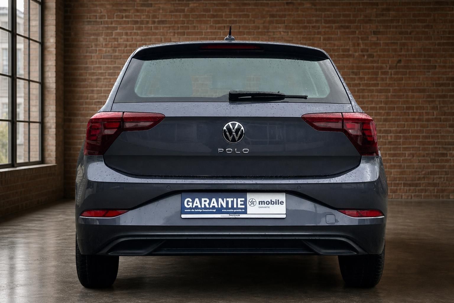 VW Polo grau Heckansicht frontal mit Ruecklichtern und Logo