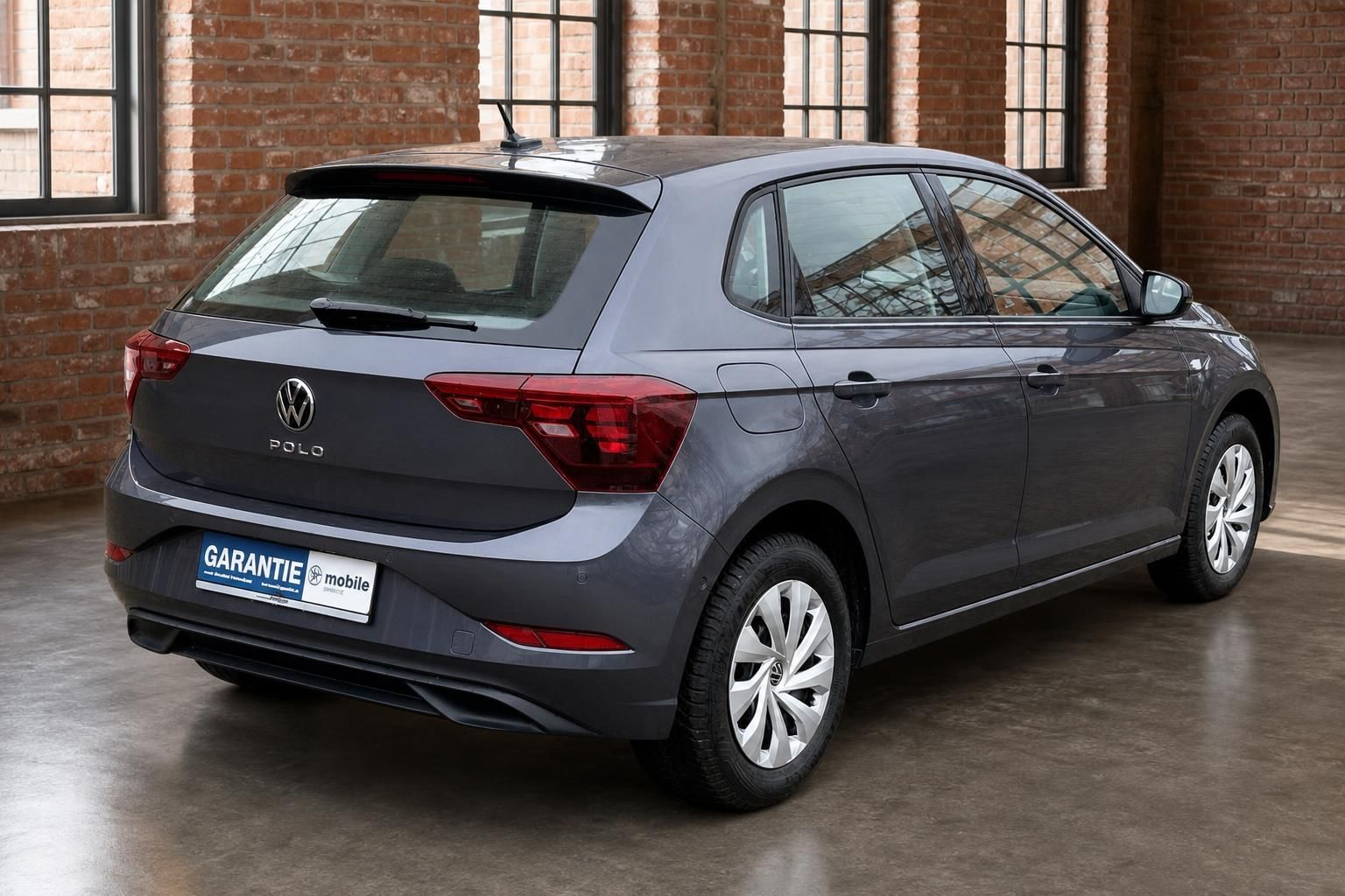 VW Polo grau Heckansicht schraeg mit Kennzeichenhalter Garantie