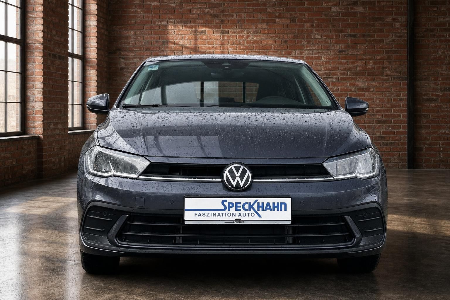 VW Golf grau Frontansicht mit Kennzeichenhalter Speckhahn im Autohaus