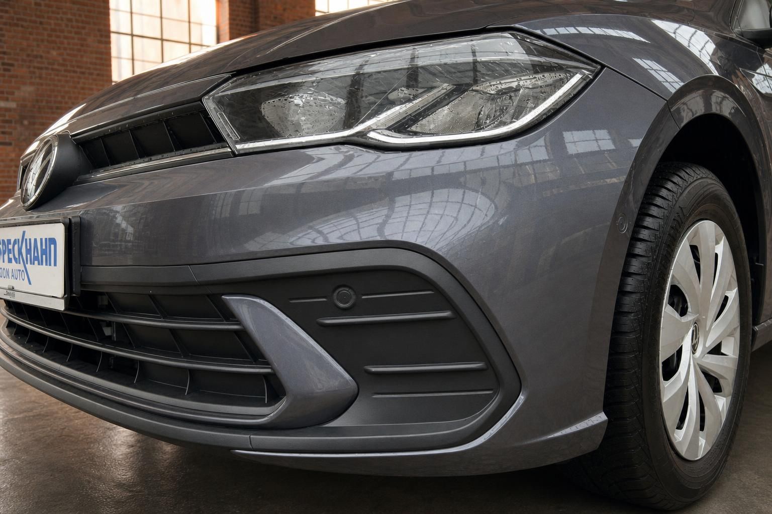 VW Golf grau Detailansicht Scheinwerfer und Frontstossstange