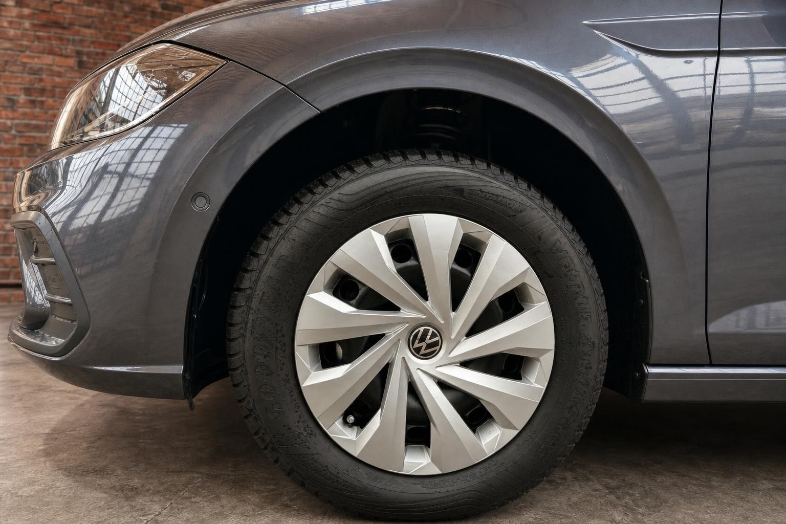 VW Golf grau Detailansicht Radkappe und Vorderrad mit VW Logo