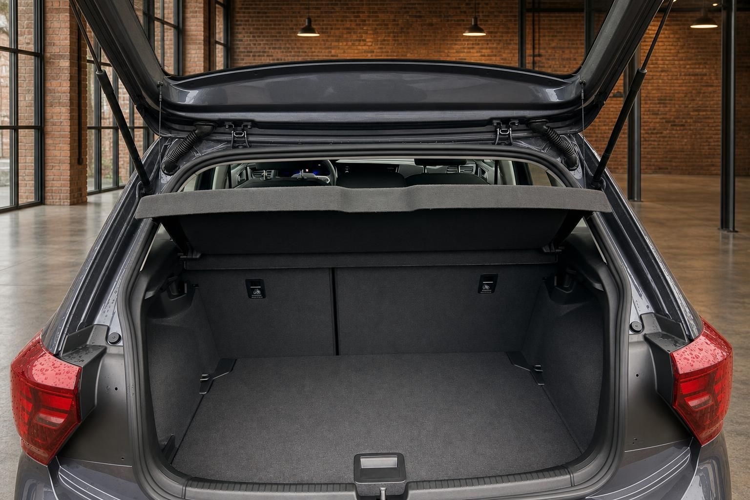 VW Golf Kofferraum geoeffnet mit viel Stauraum von hinten