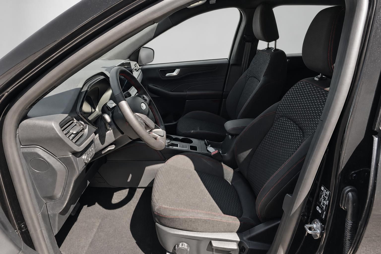 Ford Fahrersitz und Cockpit von der offenen Fahrertür aus