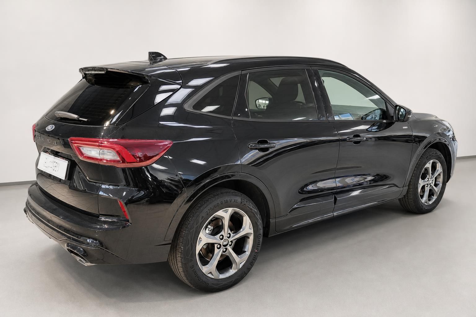Ford Kuga schwarz Heckansicht schraeg im Studio