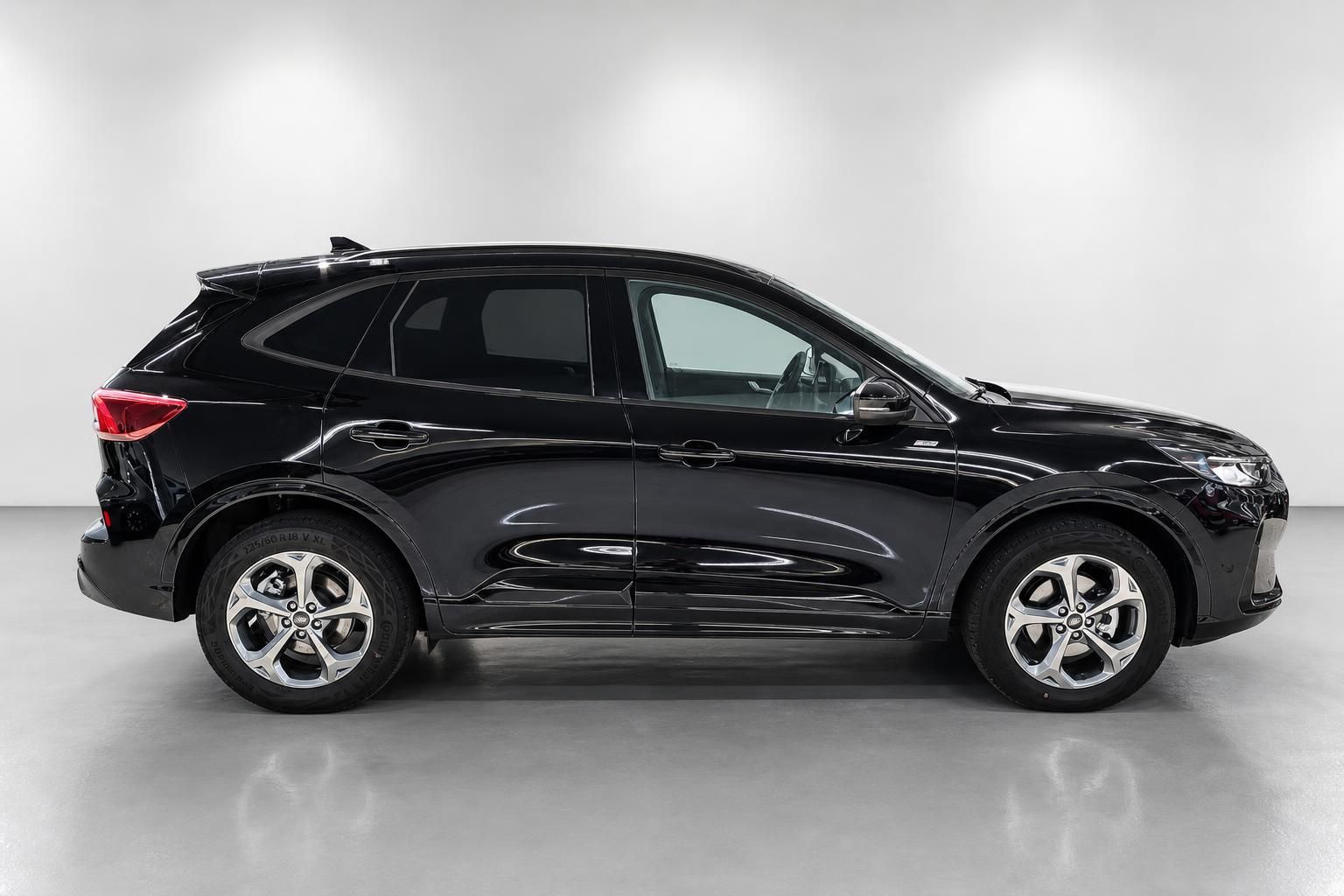 Ford Kuga schwarz Seitenansicht im Studio