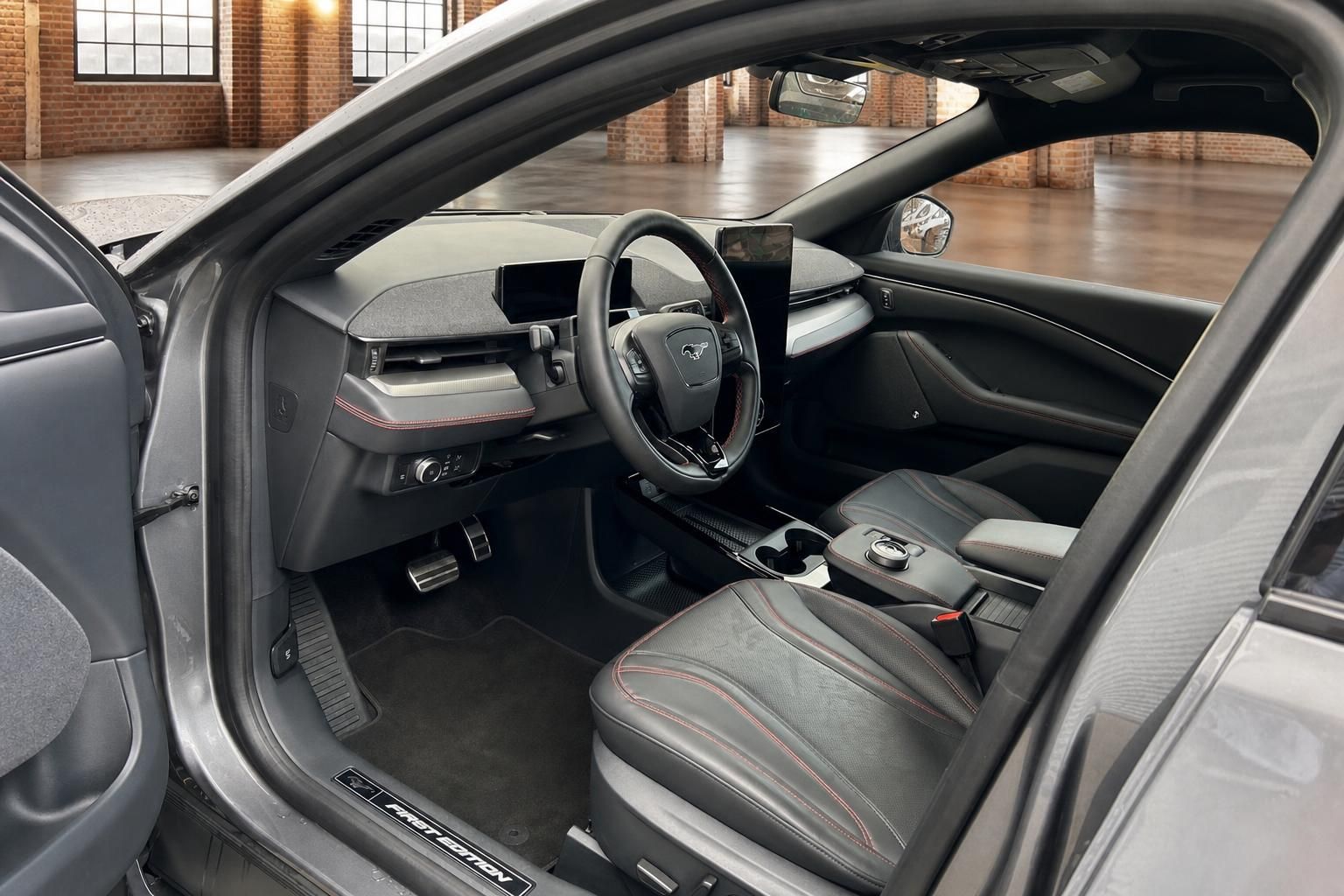 Ford Mustang Mach-E First Edition Innenraum Cockpit mit Lenkrad und schwarzem Leder roten Nähten