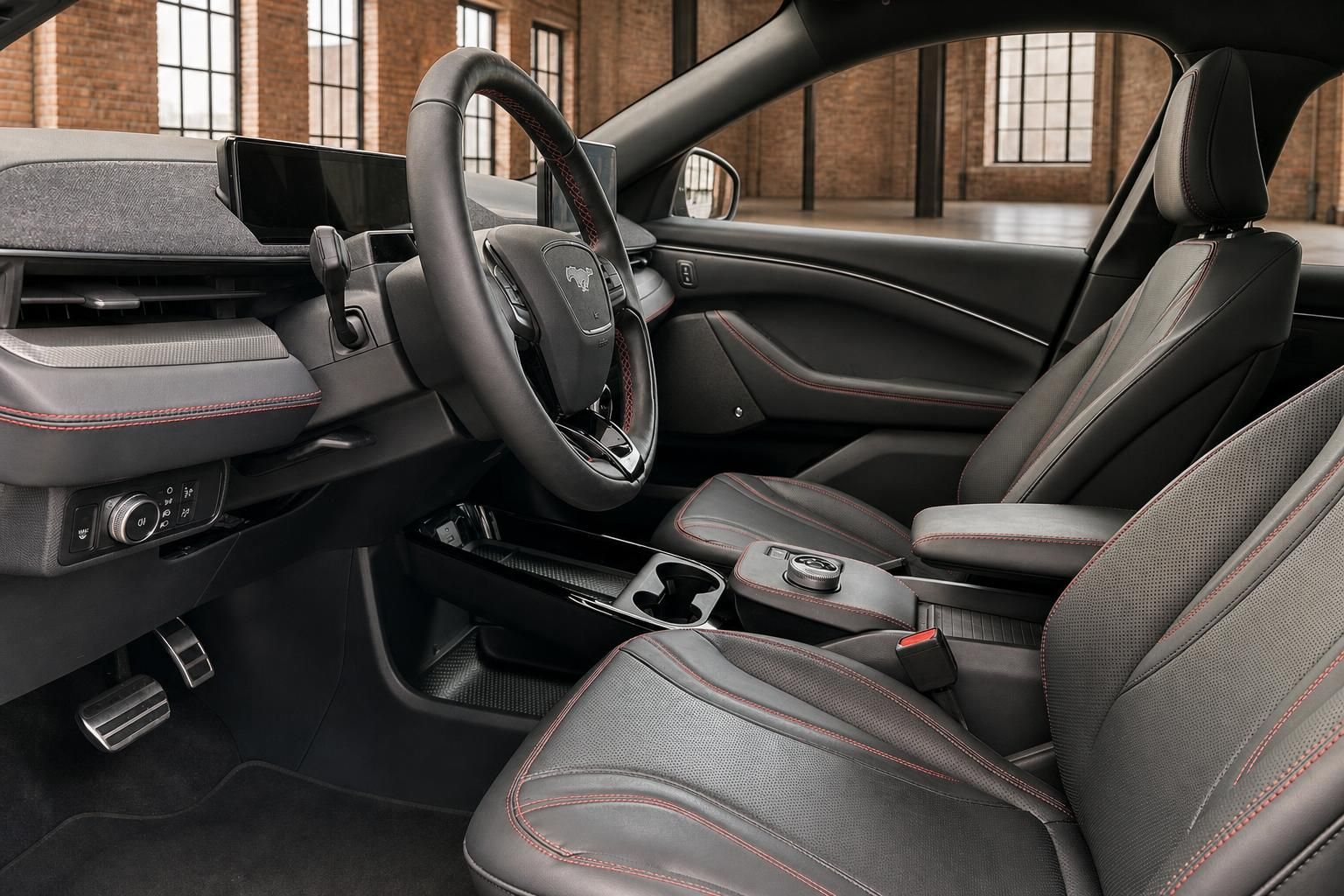 Ford Mustang Mach-E Innenraum Fahrerseite – schwarzes Leder mit roter Naht, Lenkrad und Touchscreen