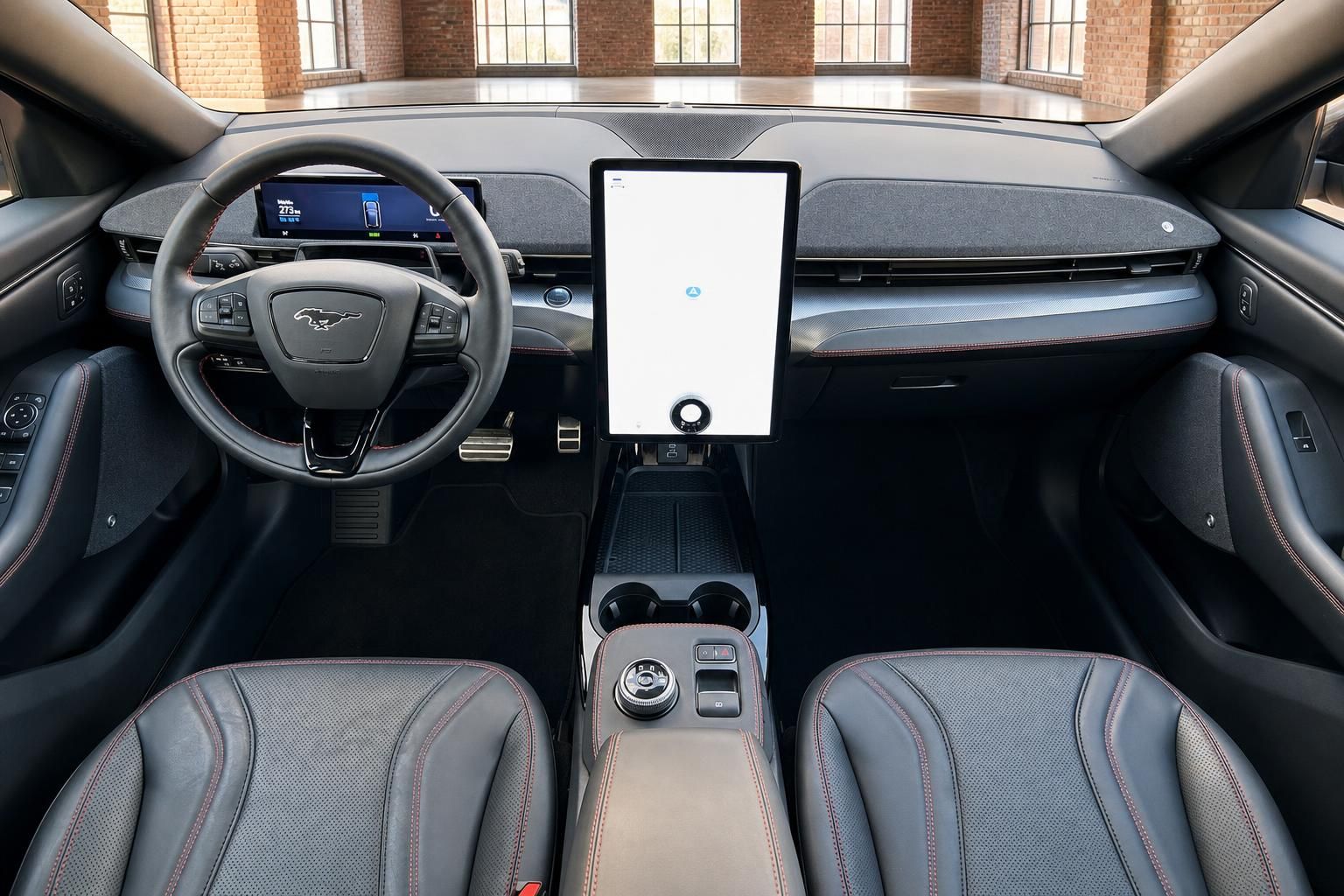 Ford Mustang Mach-E Innenraum Totale – 15,5-Zoll-Touchscreen, Vordersitze, Mittelkonsole mit Cupholdern