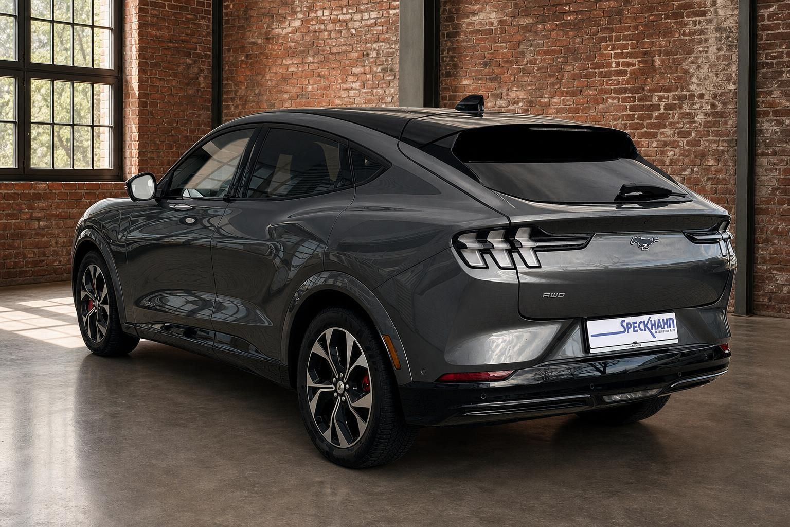 Ford Mustang Mach-E AWD grau Heckansicht schräg – Elektro-SUV bei Autohaus Speckhahn