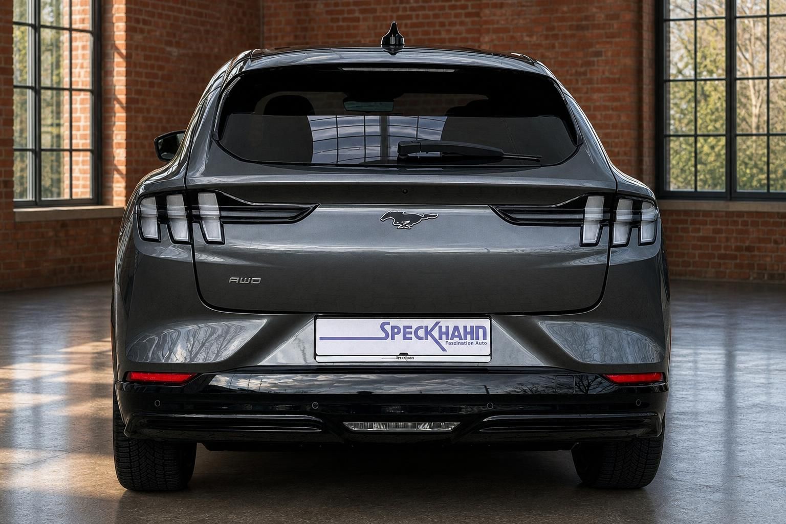 Ford Mustang Mach-E AWD grau direkte Heckansicht – Elektro-SUV bei Autohaus Speckhahn