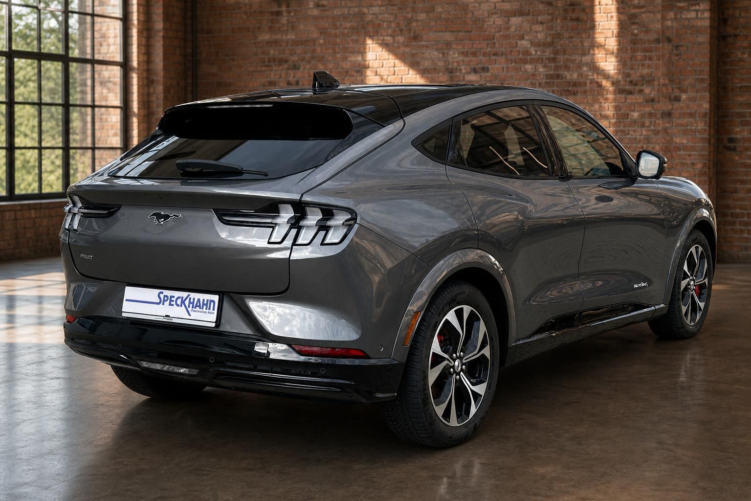 Ford Mustang Mach-E AWD grau Heckansicht schräg – Elektro-SUV kaufen bei Autohaus Speckhahn