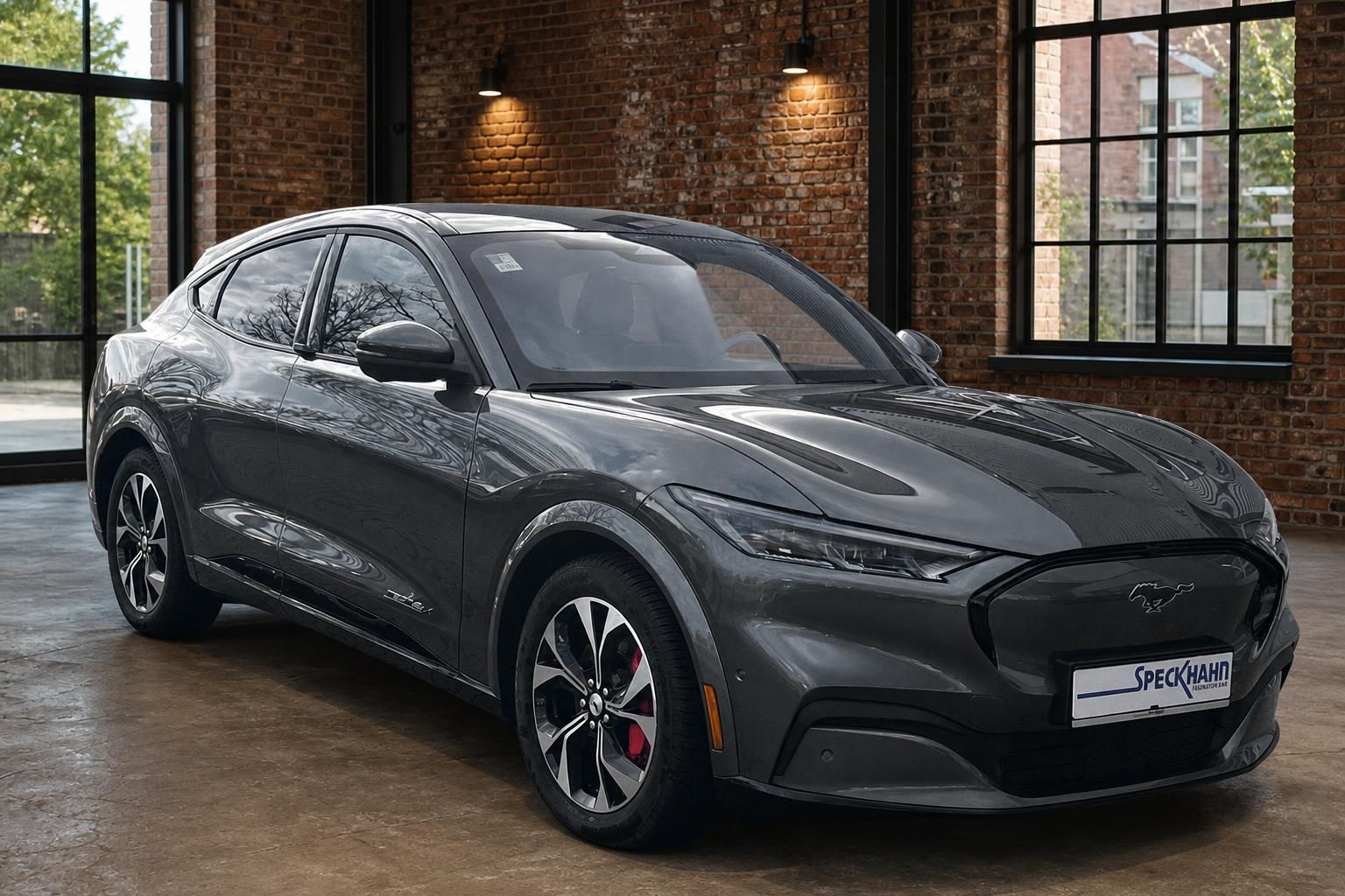 Ford Mustang Mach-E grau Frontansicht schräg – Elektro-SUV kaufen bei Autohaus Speckhahn