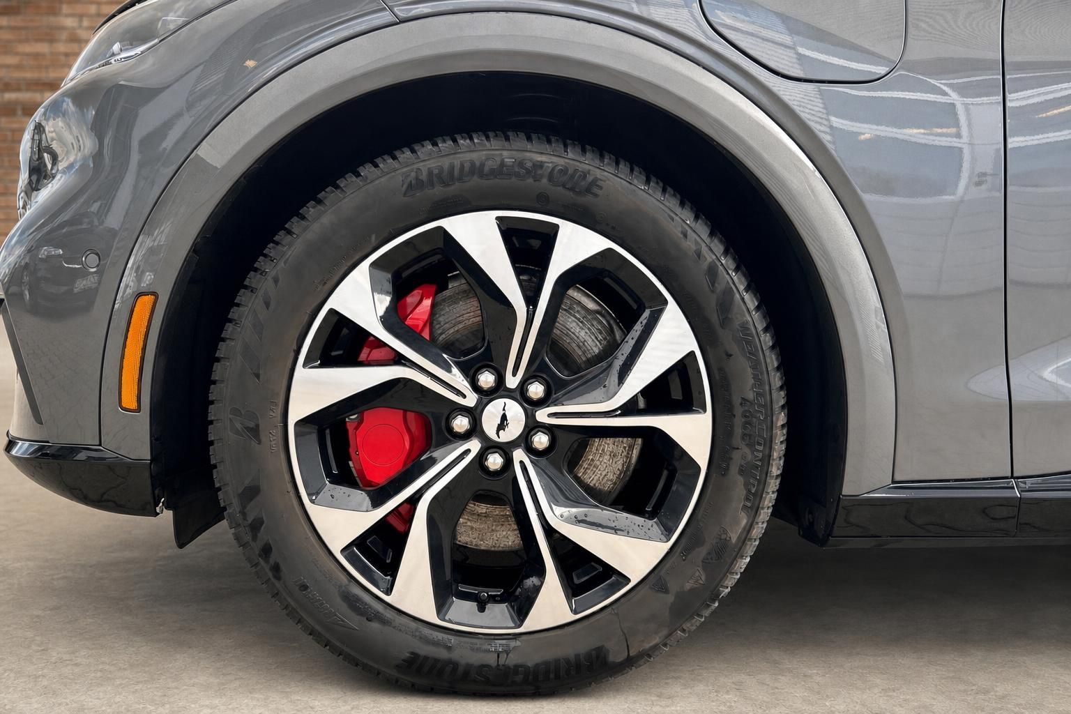 Ford Mustang Mach-E Alufelge schwarz poliert mit roten Bremssätteln und Bridgestone Reifen