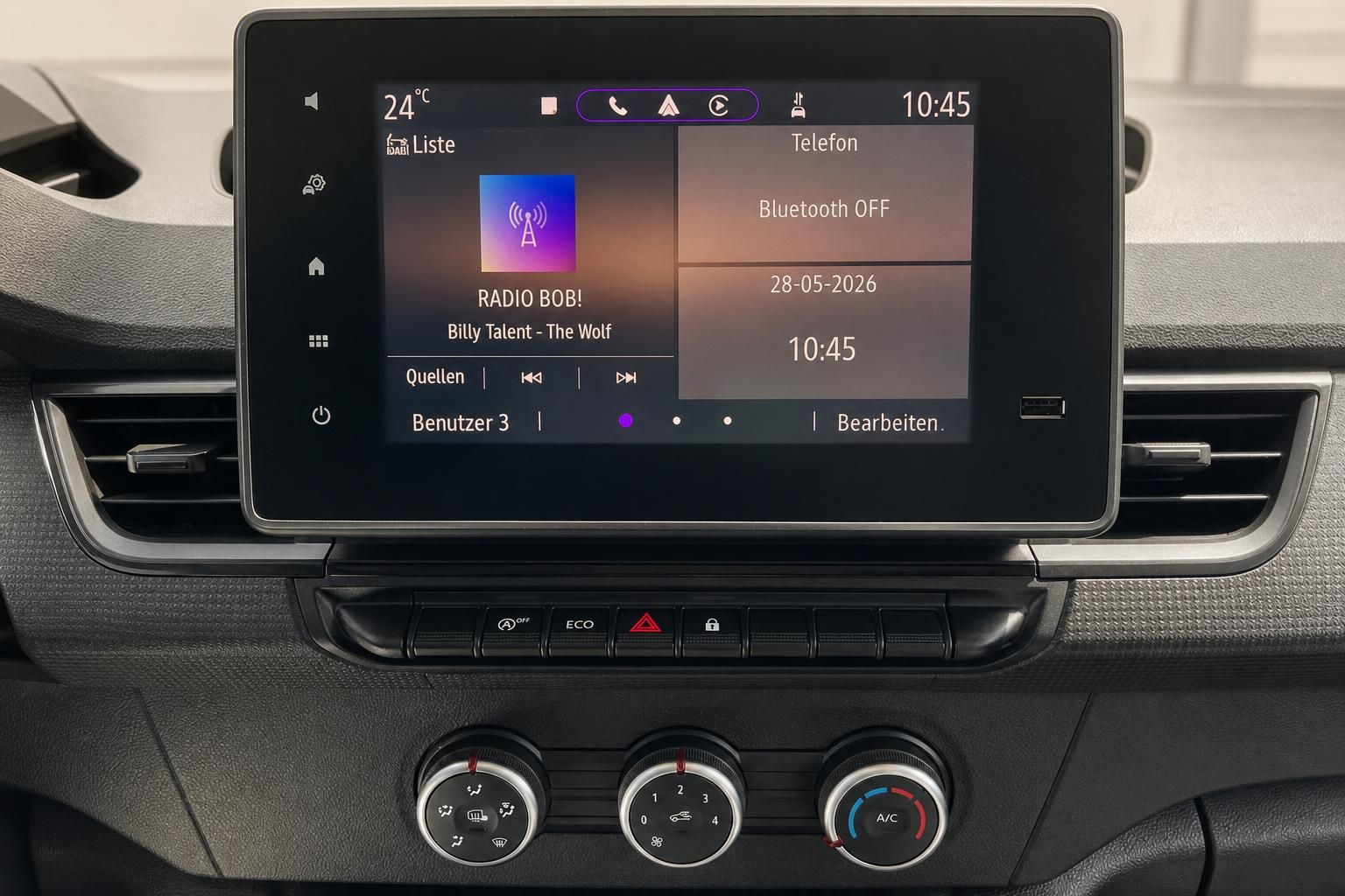 Touchscreen-Infotainmentsystem mit Radio- und Telefonfunktion im Fahrzeug-Cockpit