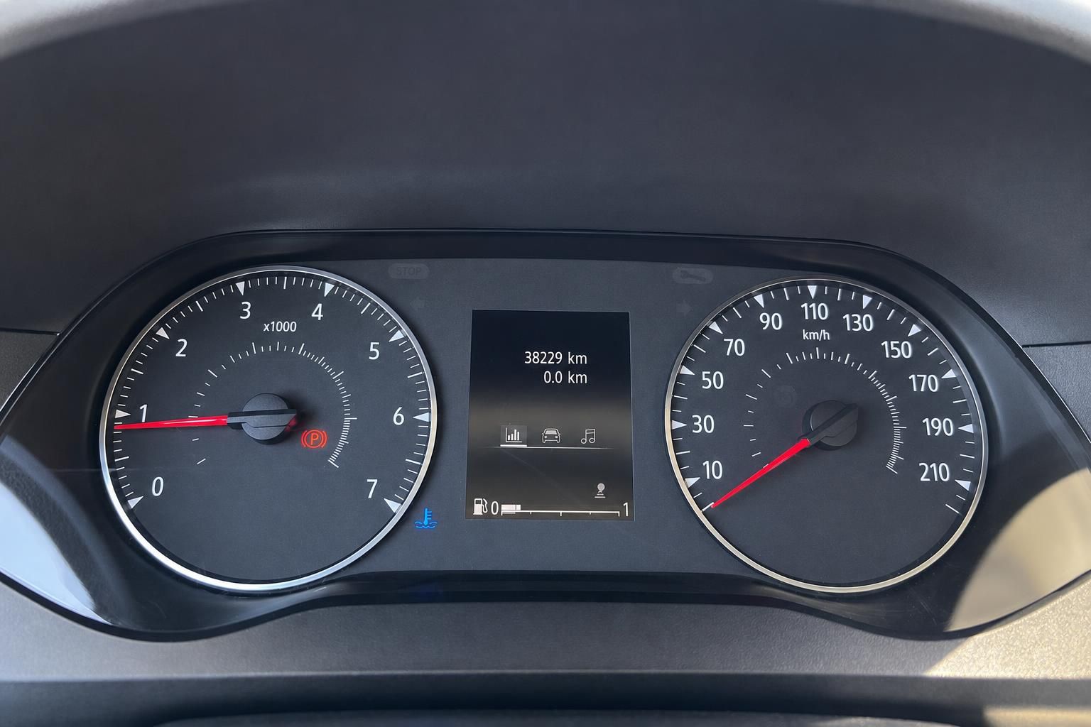 Fahrzeug Armaturenbrett mit Tachometer und Kilometerstand 38229 km