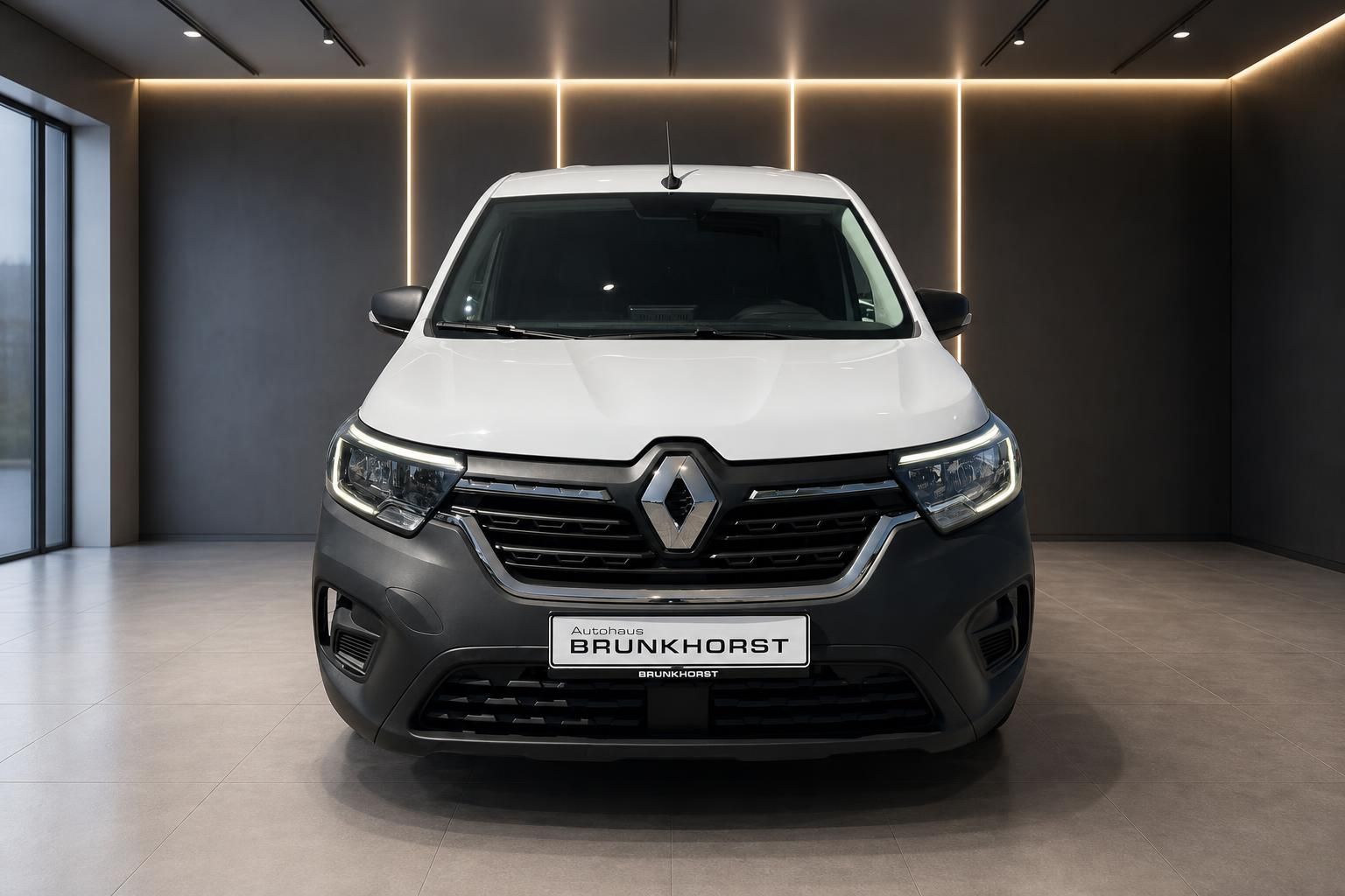 Weißer Renault Kangoo Frontansicht im Autohaus Brunkhorst Showroom