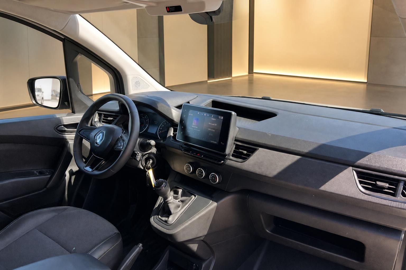 Renault Kangoo Innenraum mit Lenkrad, Touchscreen-Display und modernem Armaturenbrett