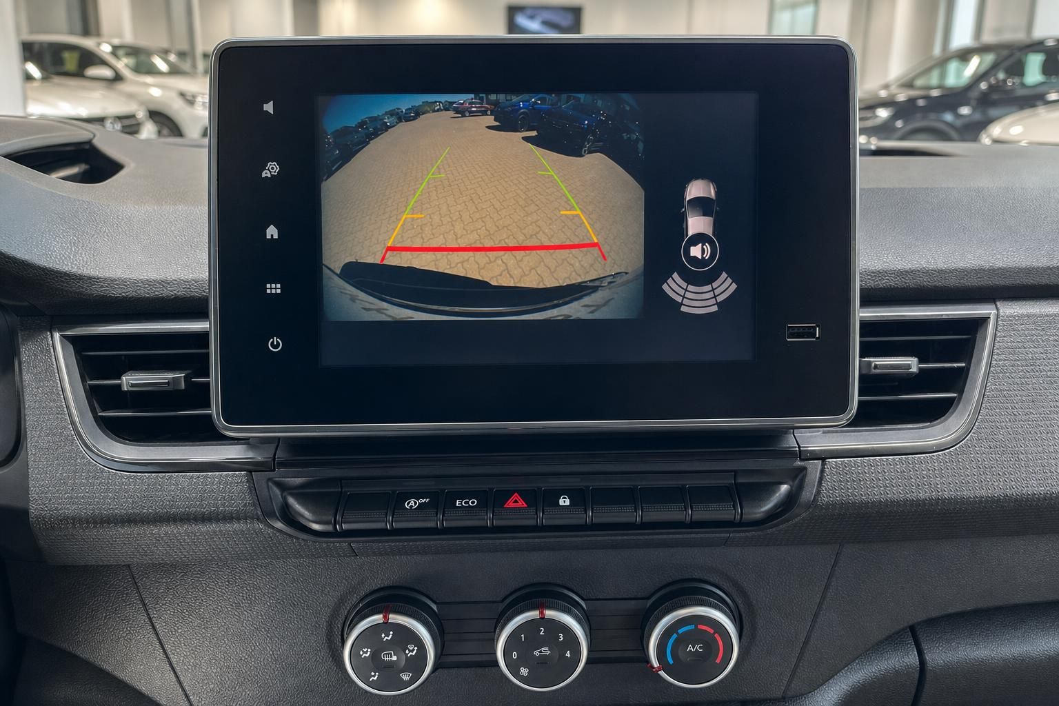 Rückfahrkamera-Display mit Einparklinien und Parksensoren im Fahrzeug-Infotainment