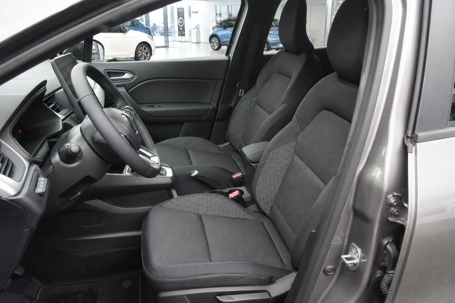 Renault Captur Innenraum Fahrersitz schwarz Stoff Cockpit Lenkrad Armaturenbrett