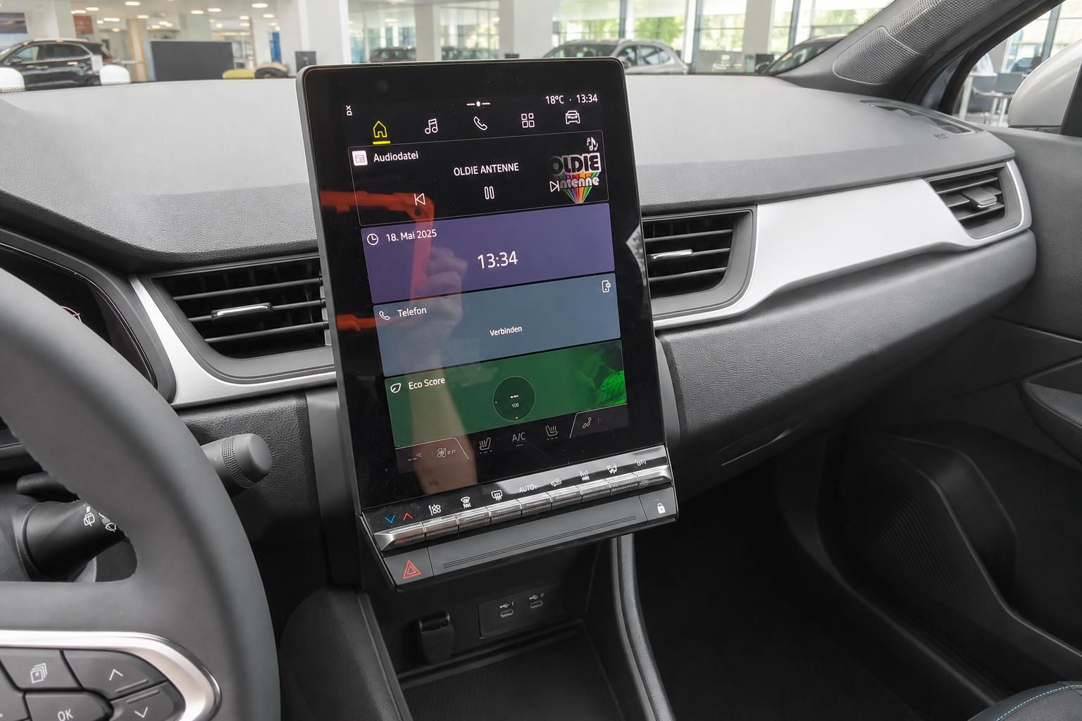 Touchscreen Infotainmentsystem mit Multimedia-Funktionen im Fahrzeug-Innenraum