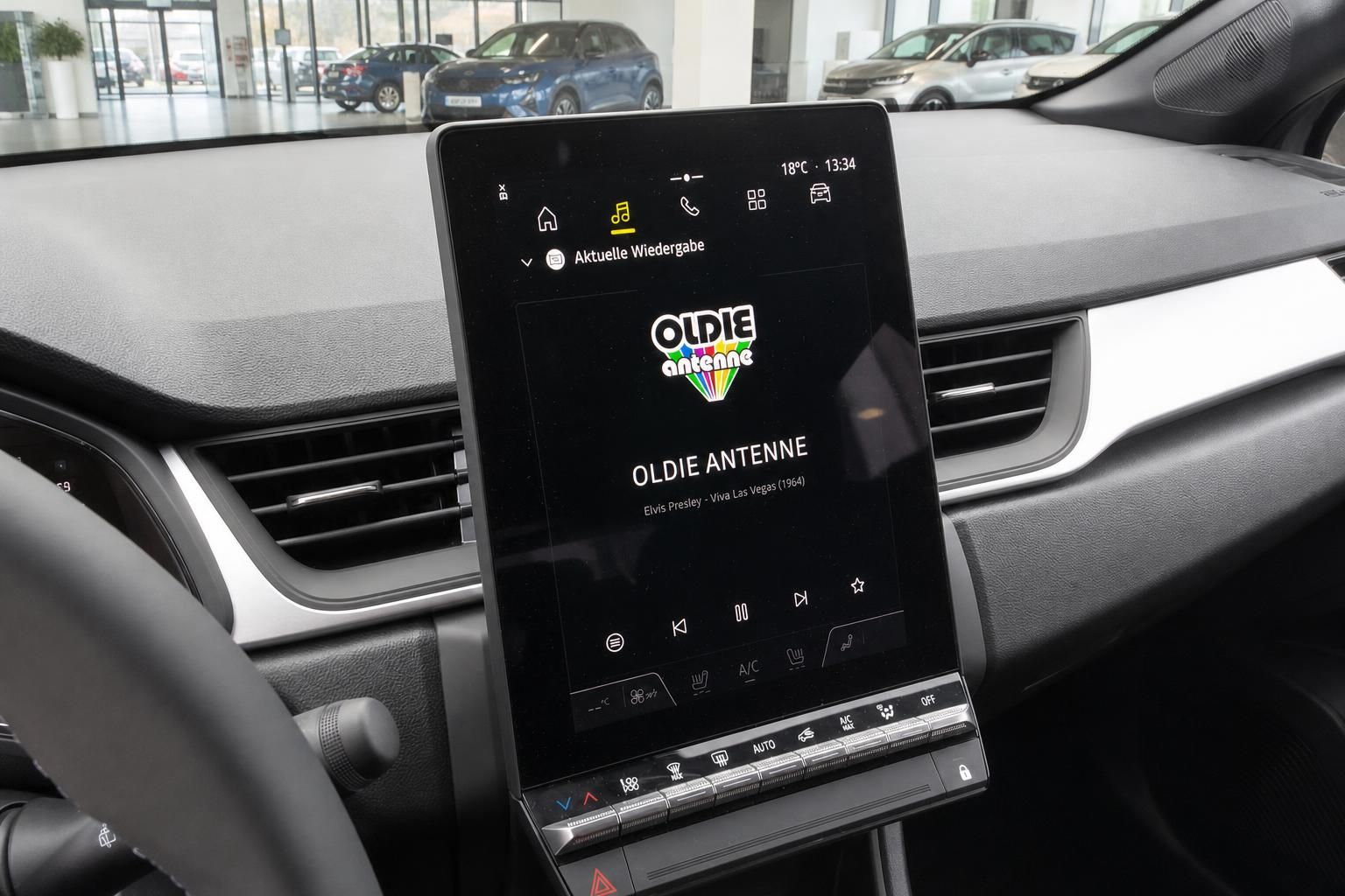 Infotainment-Display mit Radiofunktion und Audiodateiwiedergabe im Auto-Cockpit