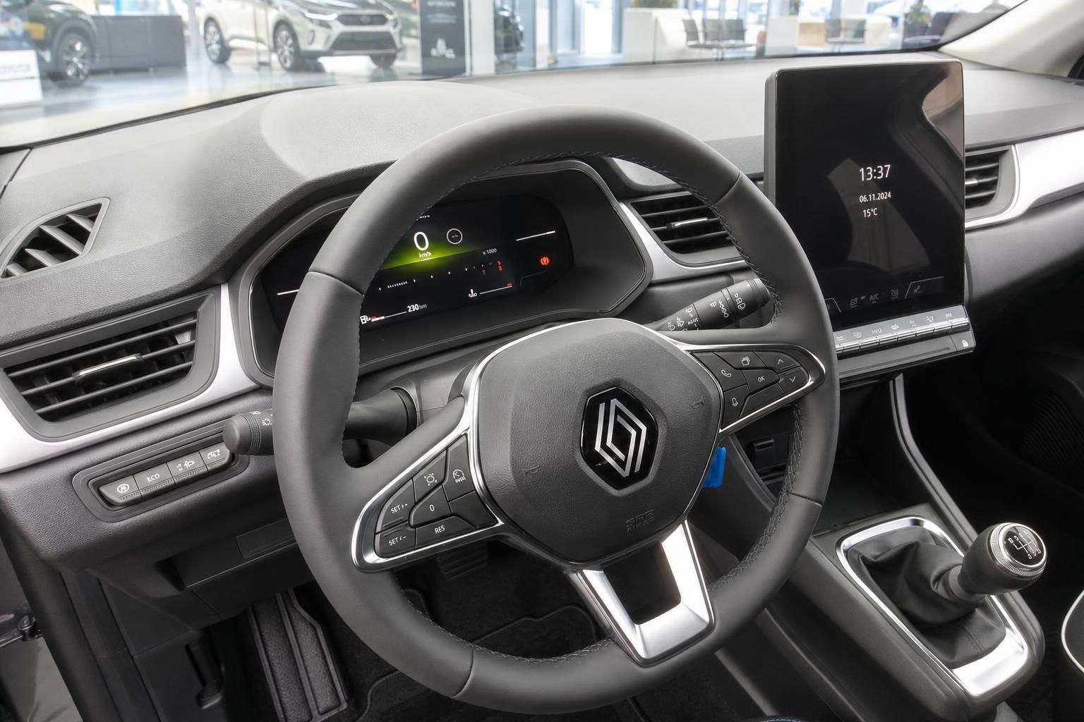 Lenkrad mit Renault-Logo, Cockpit-Ansicht mit Instrumententafel und Touchscreen-Display