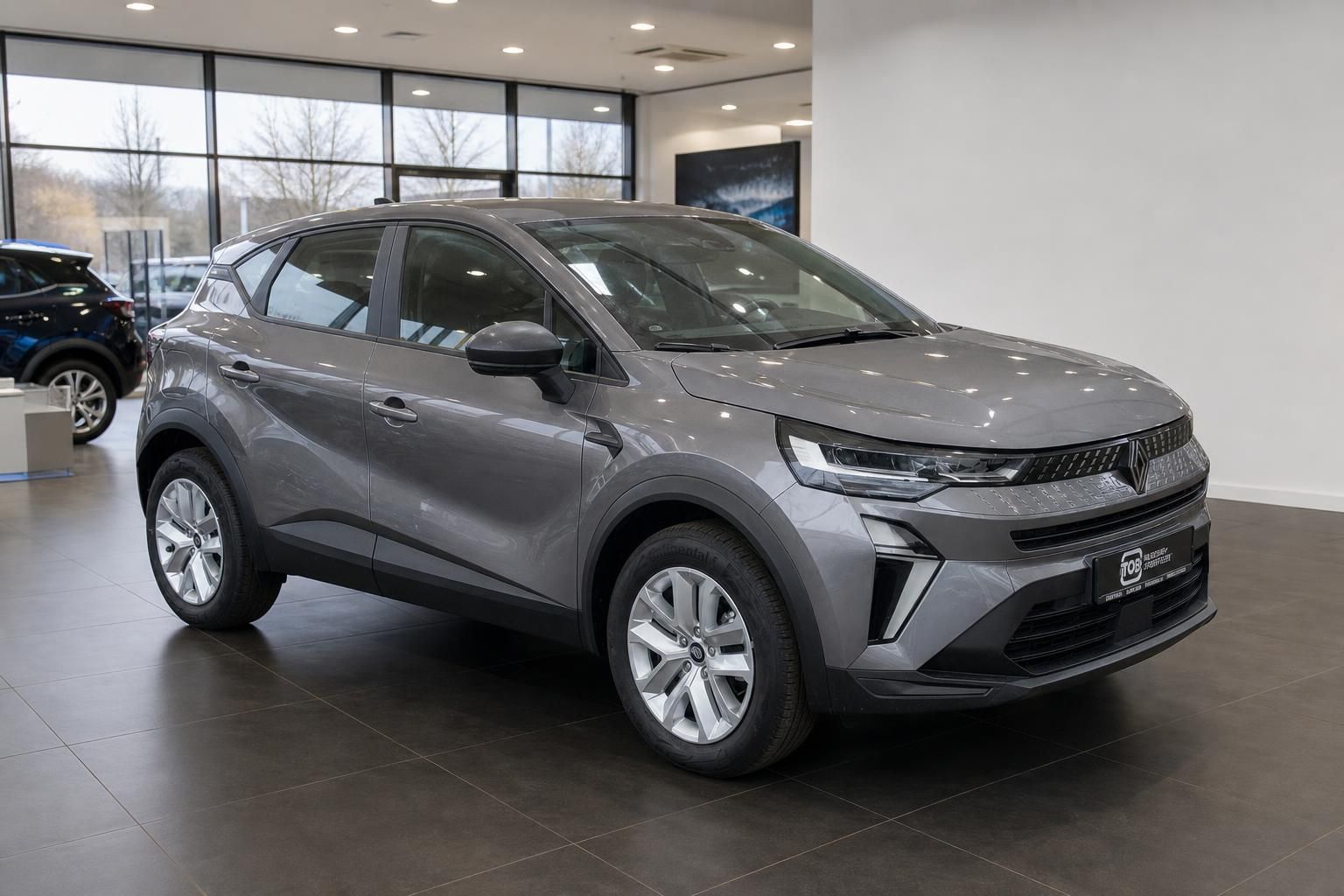 Renault SUV grau metallic Schrägansicht vorne links im Autohaus