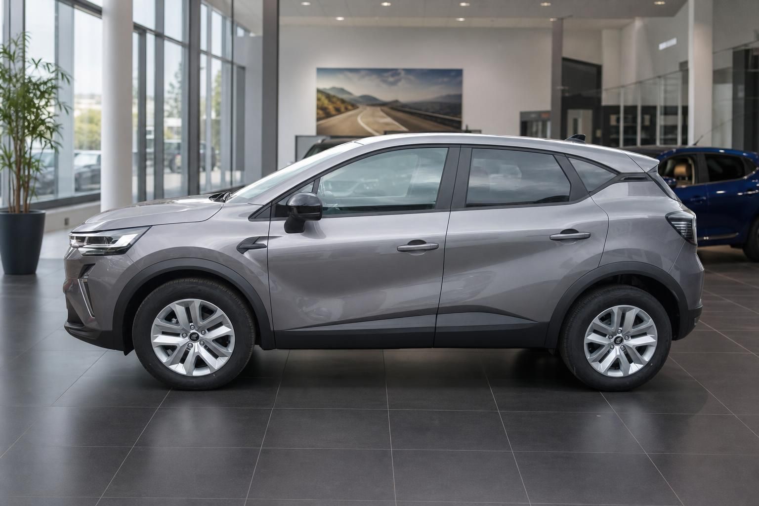 Grauer SUV Seitenansicht im Autohaus Showroom mit Alufelgen