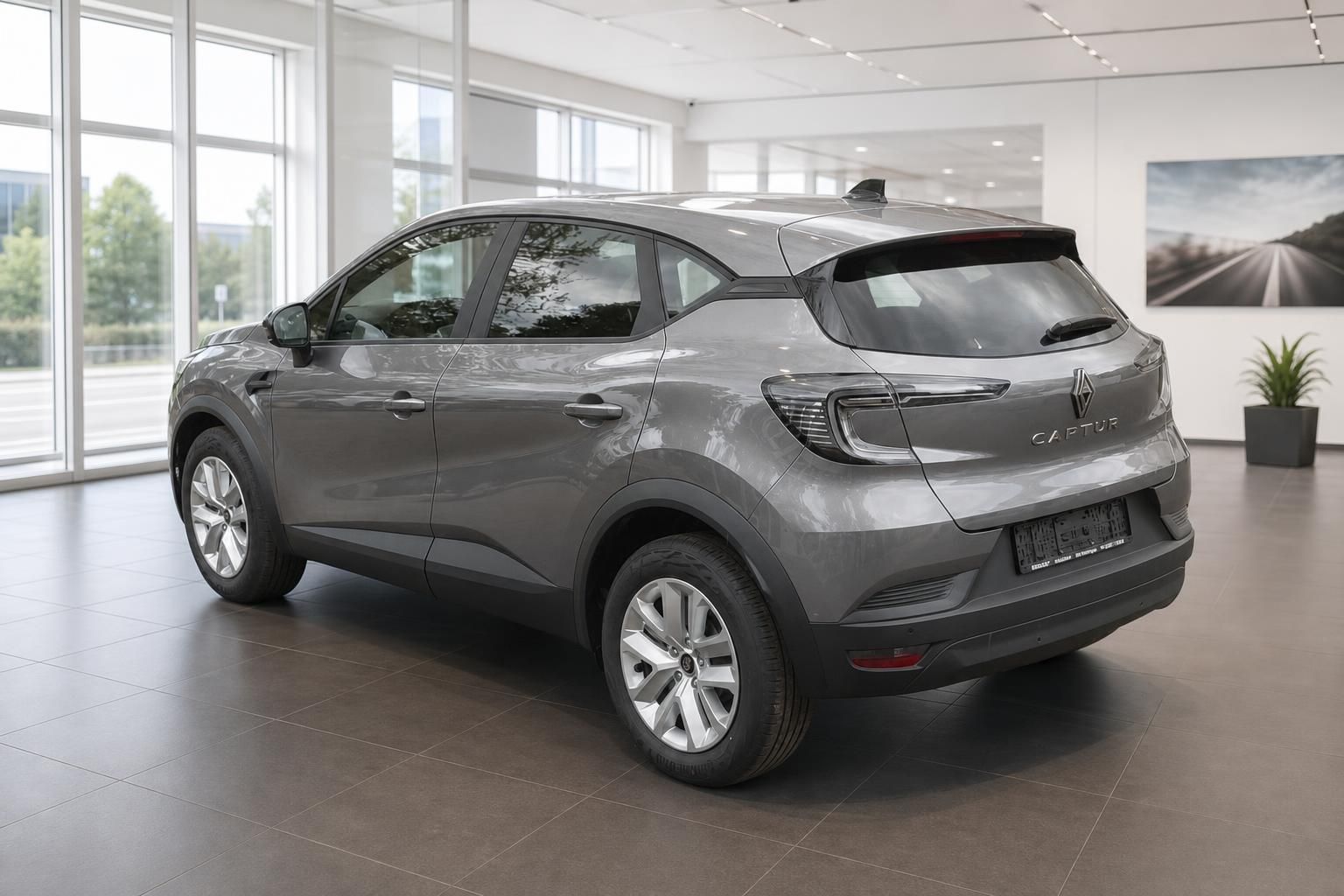 Renault Captur grau metallic Seitenansicht hinten rechts im Autohaus Showroom