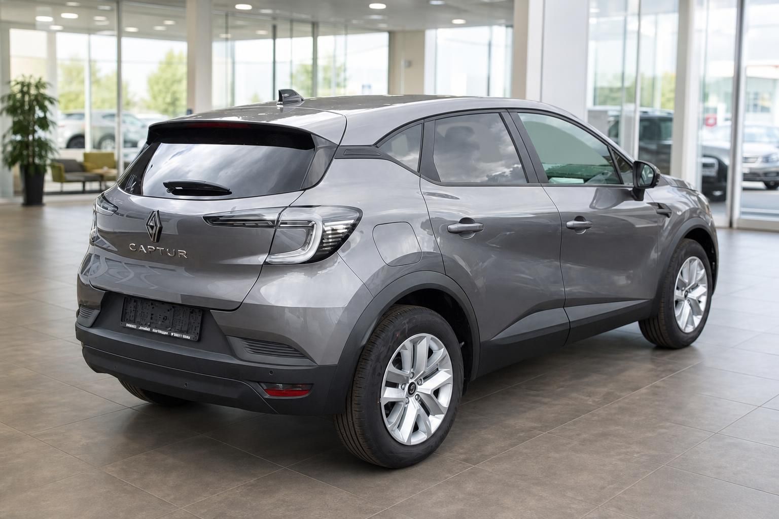 Renault Captur grau metallic Heckansicht drei Viertel von hinten links im Autohaus
