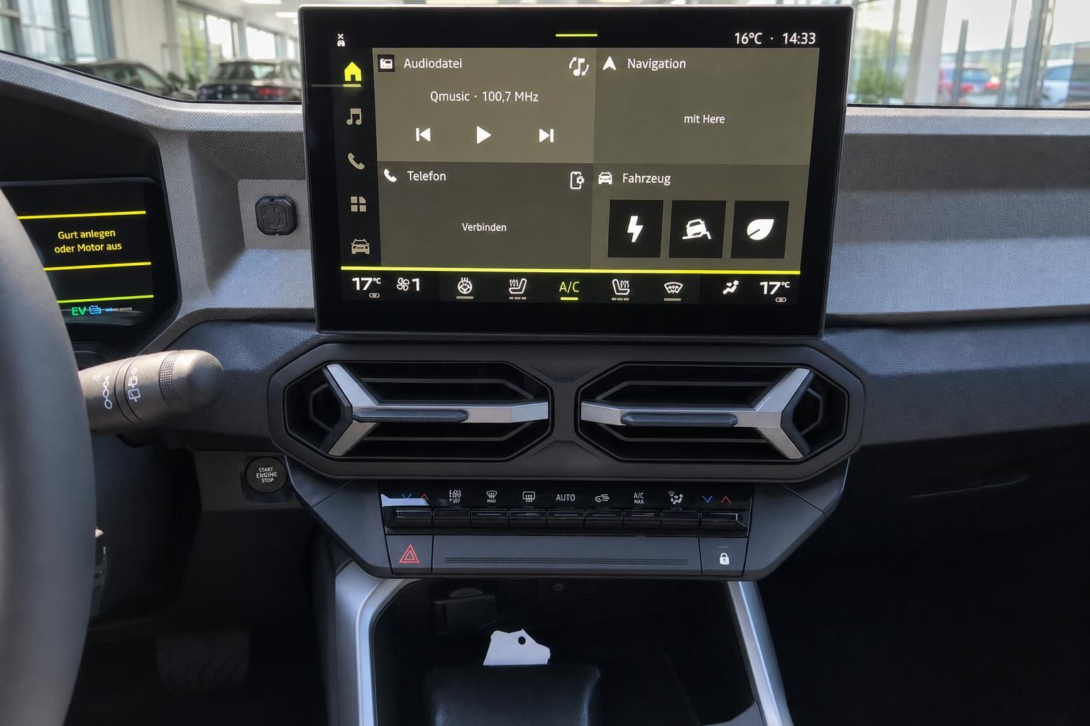 Infotainment System und Mittelkonsole mit Touchscreen Display und Klimabedienung
