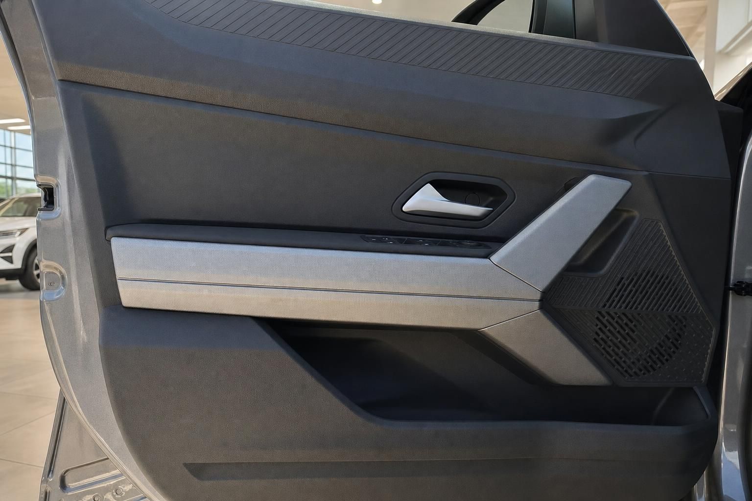 Tuerverkleidung Detail mit Fensterheber und Innentuergriff eines modernen Autos