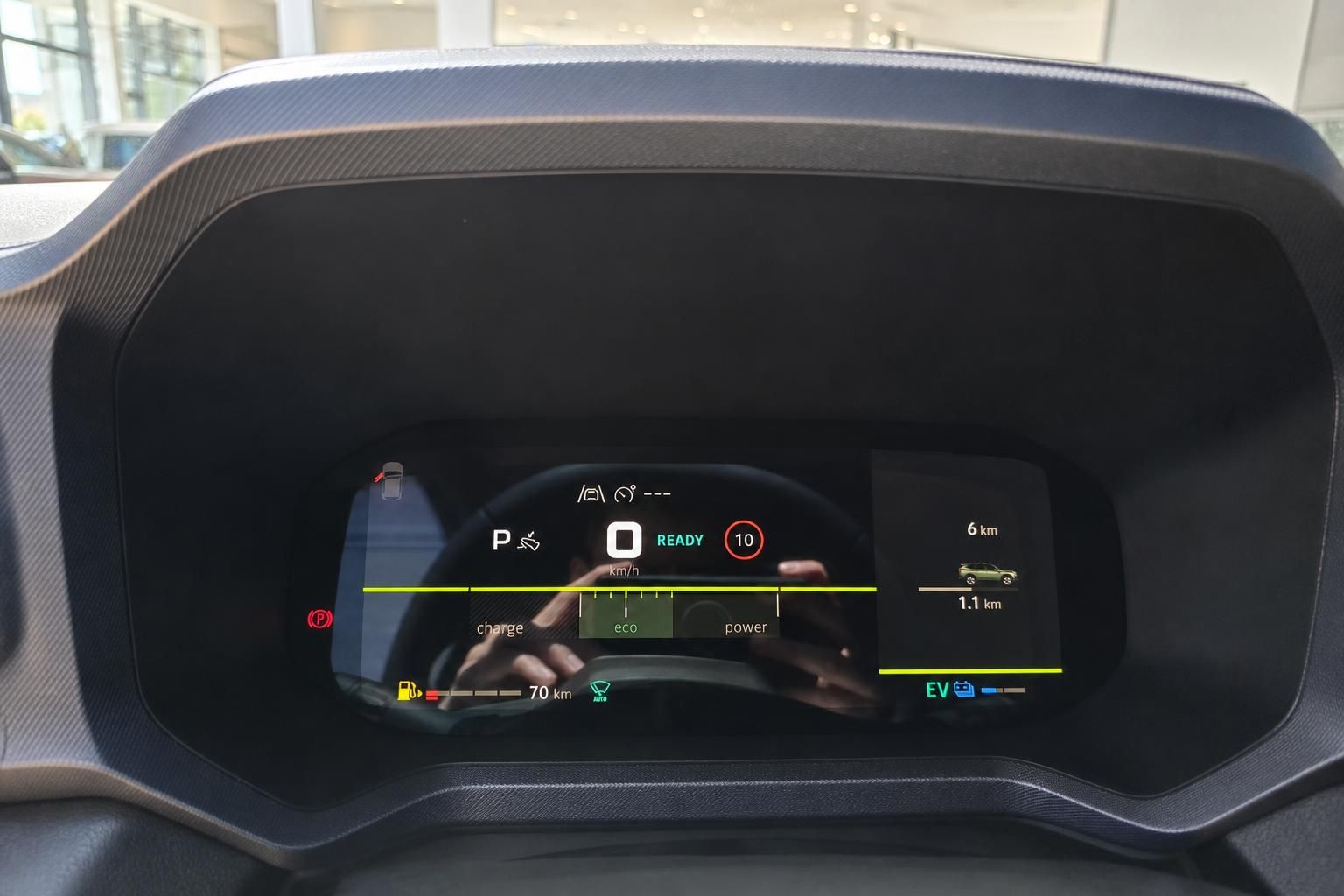 Digitales Armaturenbrett mit Fahrerassistenzsystemen und Elektro-Fahrzeug Display