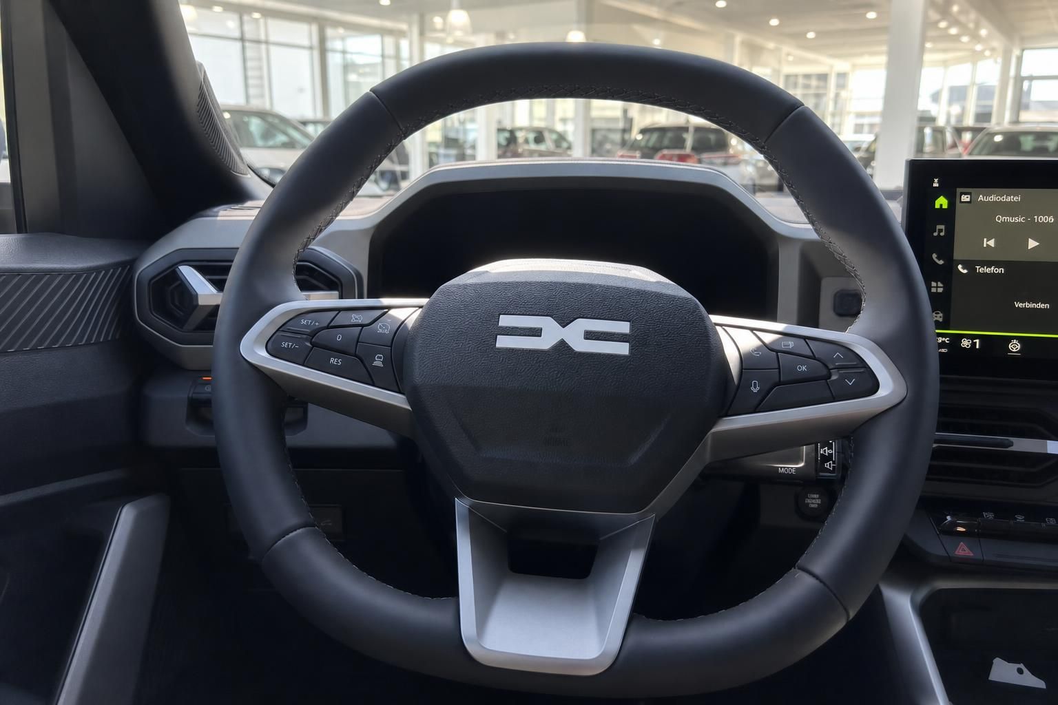 Lenkrad und Cockpit Detailansicht eines modernen Fahrzeugs mit Touchscreen Display