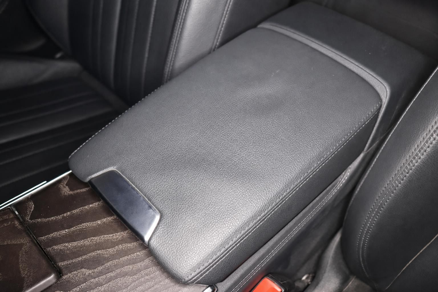 Mittelarmlehne hinten im schwarzen Leder-Interieur des Fahrzeugs