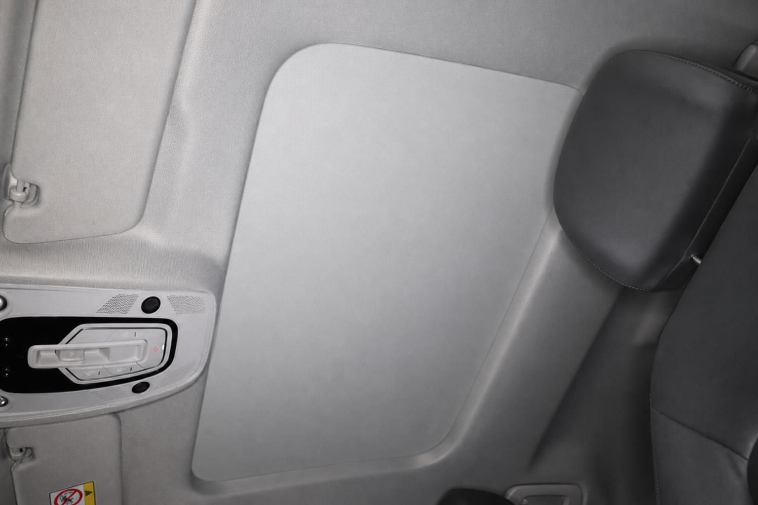 Detailansicht der hinteren Dachverkleidung und Kopfstütze im Fahrzeug